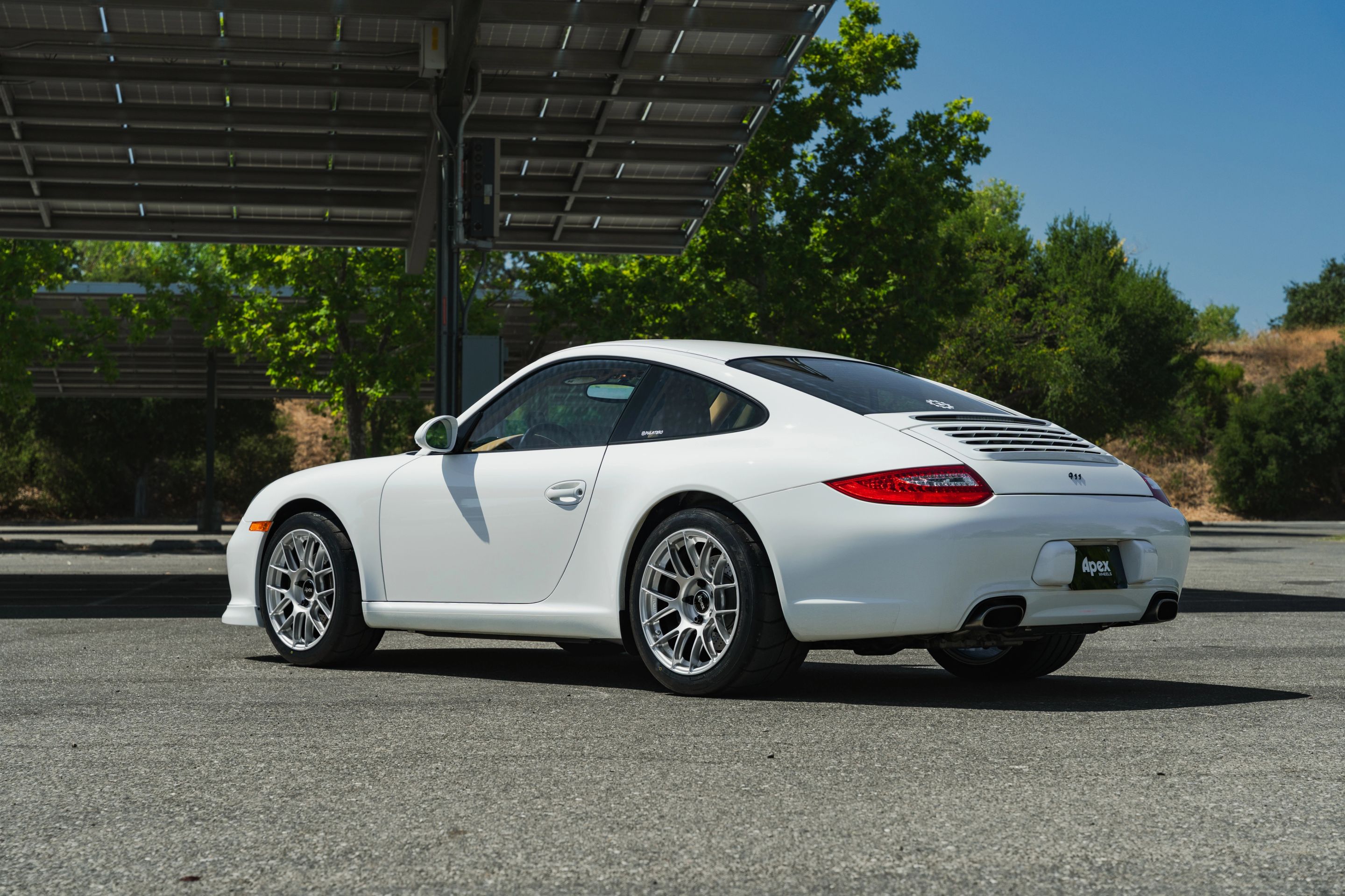 White Porsche 911 997 Carrera with 18" EC-7RS Apex wheels in Race Silver