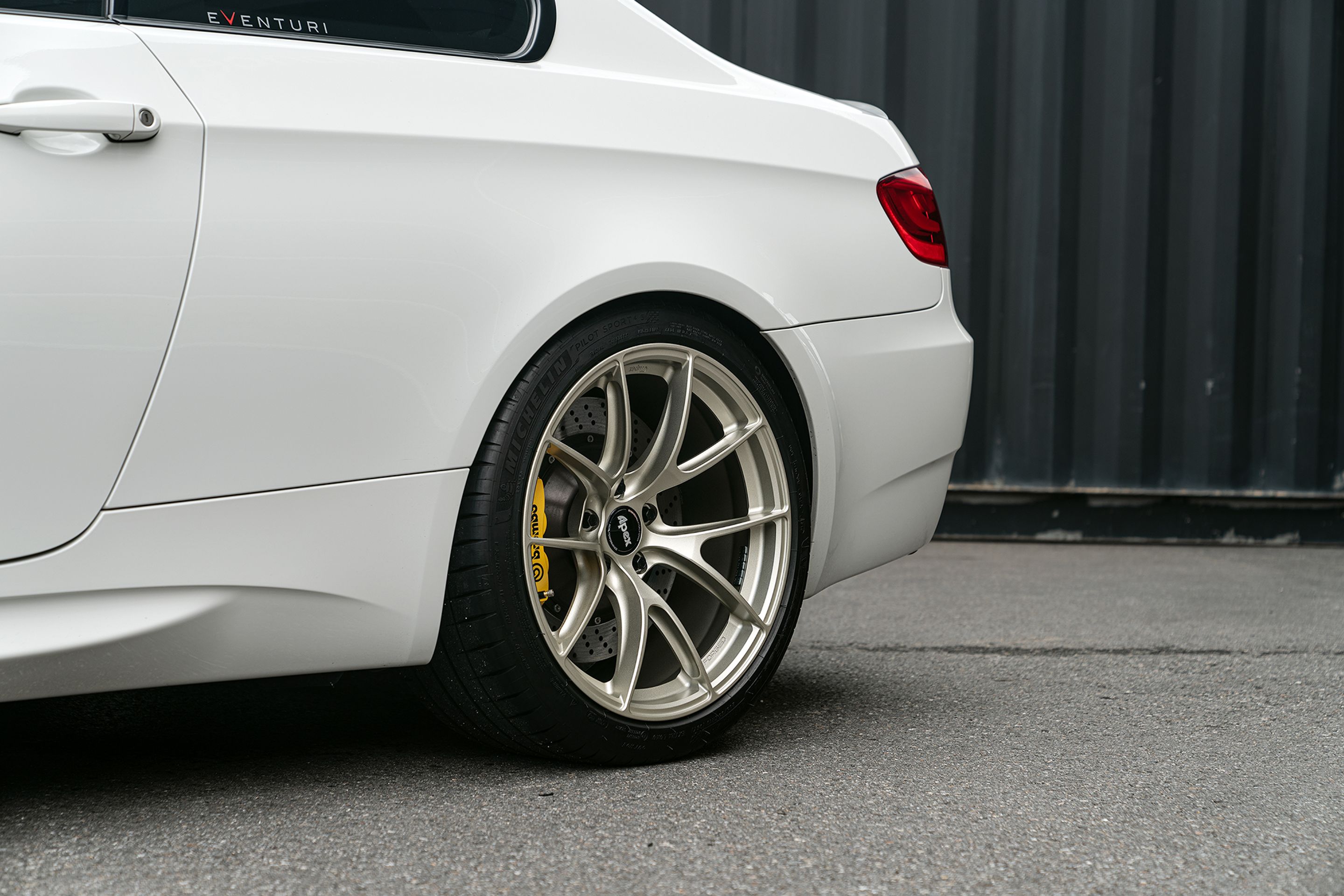 White BMW E92 Coupe M3 with 19" VS-5RS Apex wheels in Motorsport Gold