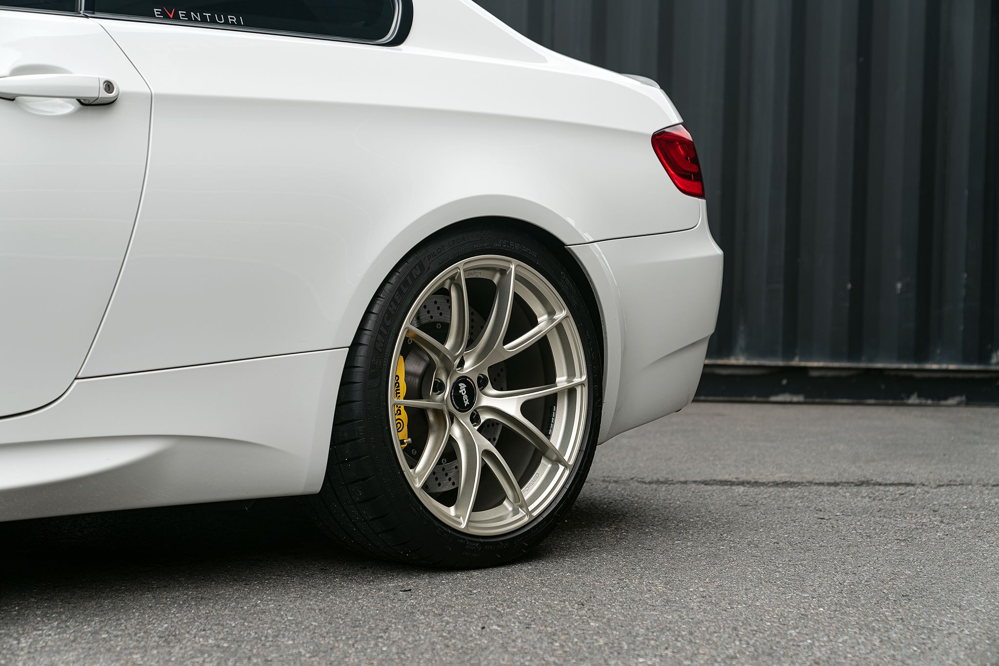 White BMW E92 Coupe M3 with 19" VS-5RS Apex wheels in Motorsport Gold