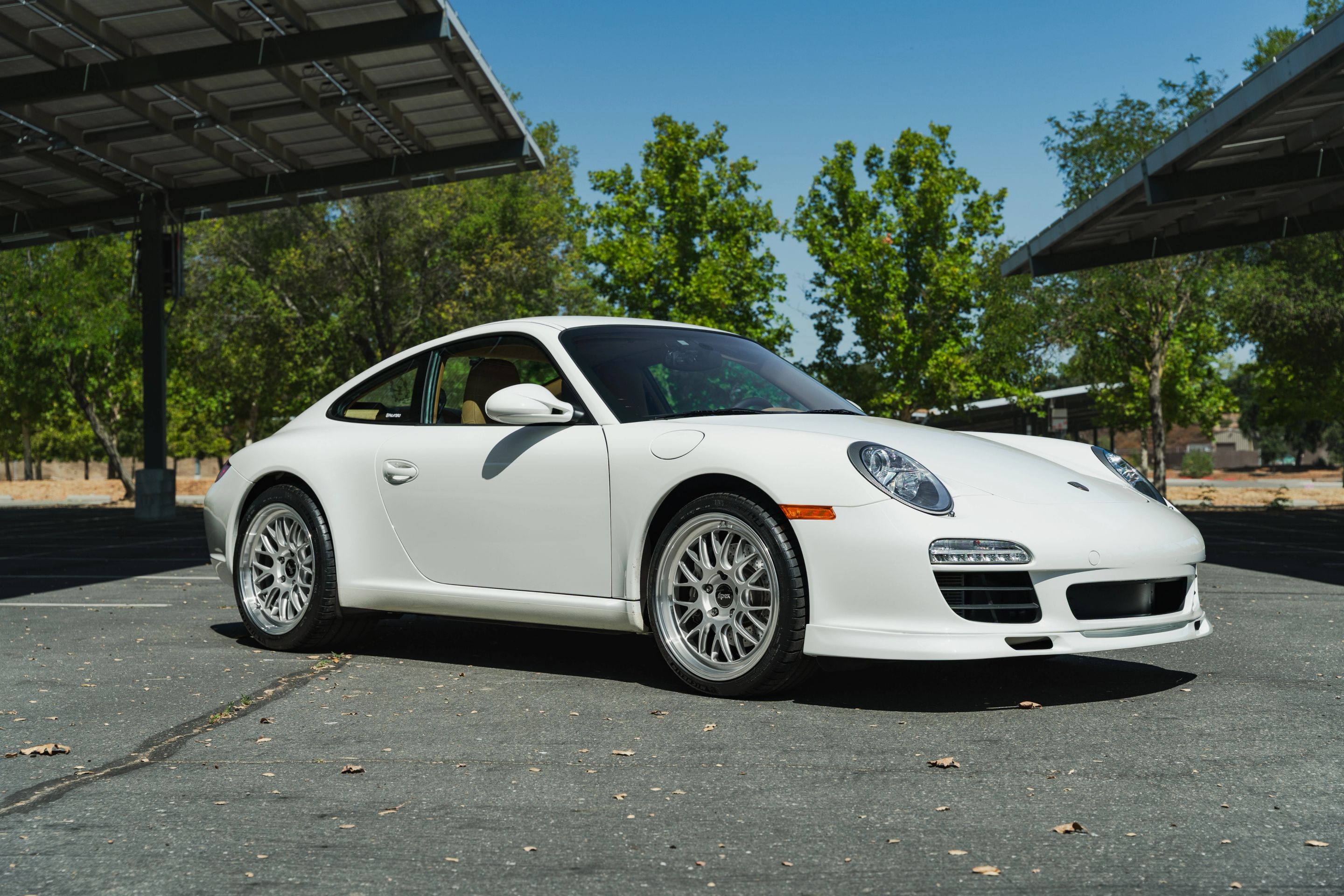 White Porsche 911 997 Carrera with 19" ML-10RT Apex wheels in Machined Lip Race Silver