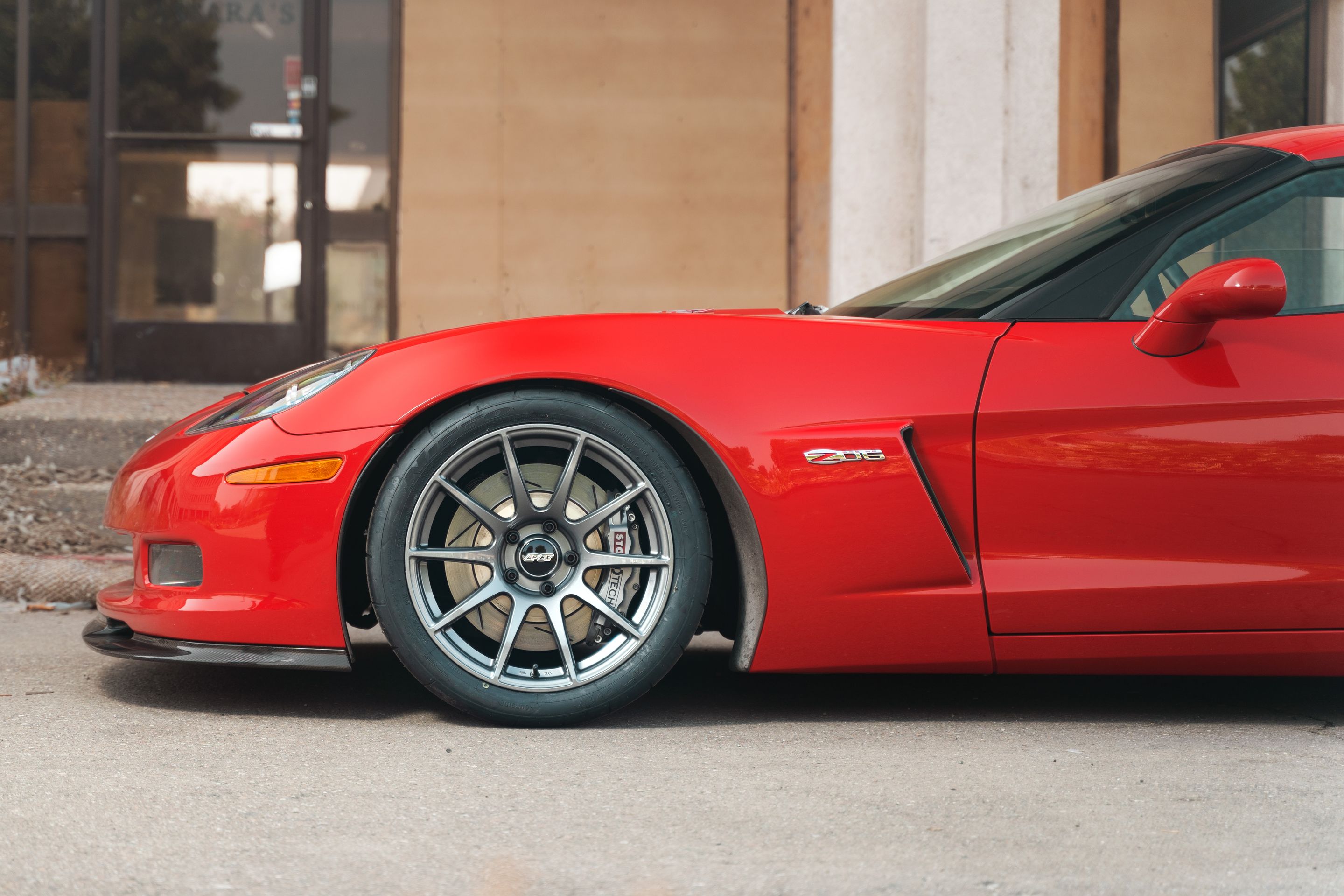 Red Chevrolet C6 Corvette Z06 with 18" SM-10 Apex wheels in Anthracite