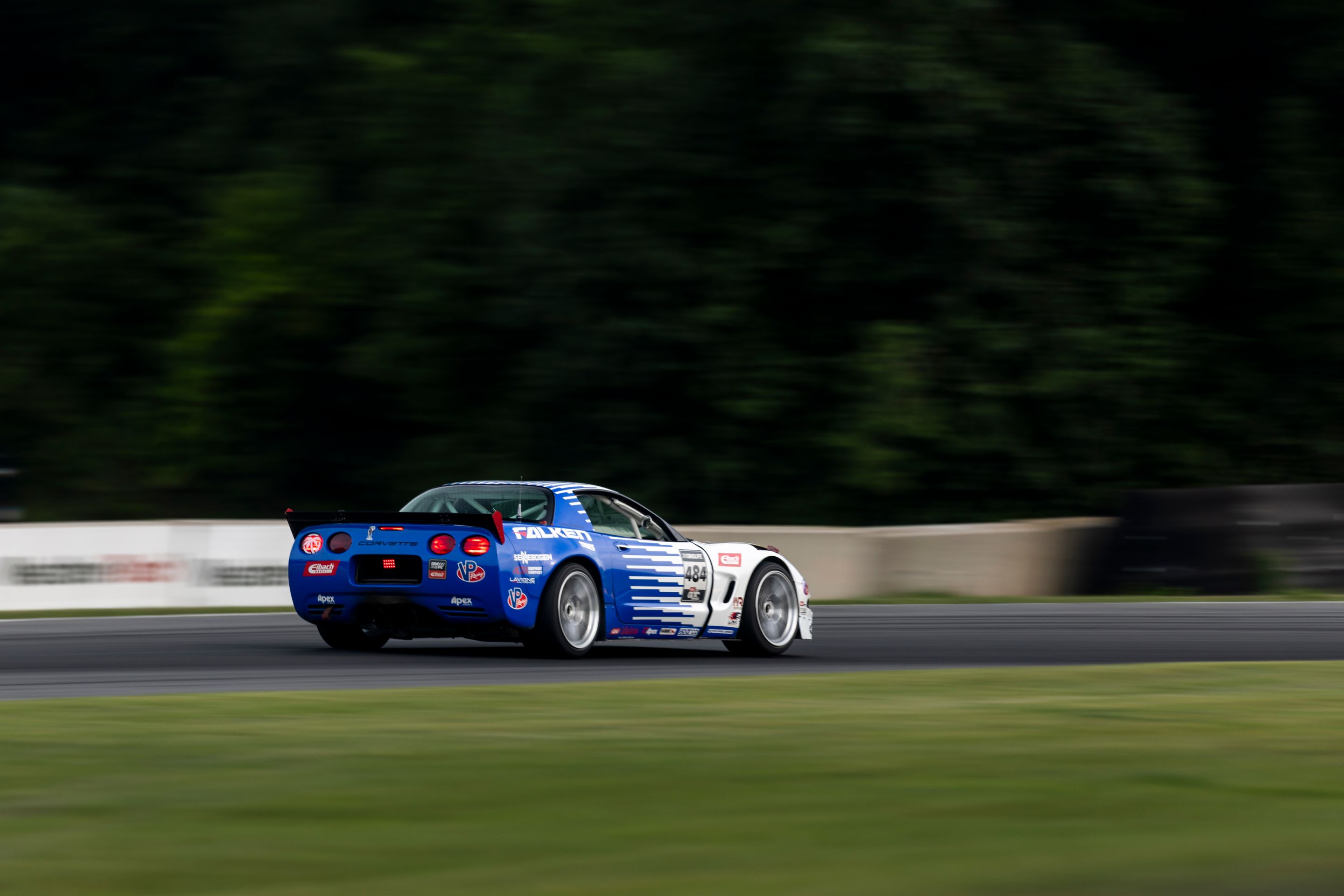 White Chevrolet C5 Corvette Z06 with 19" VS-5RS Apex wheels in Brushed Clear