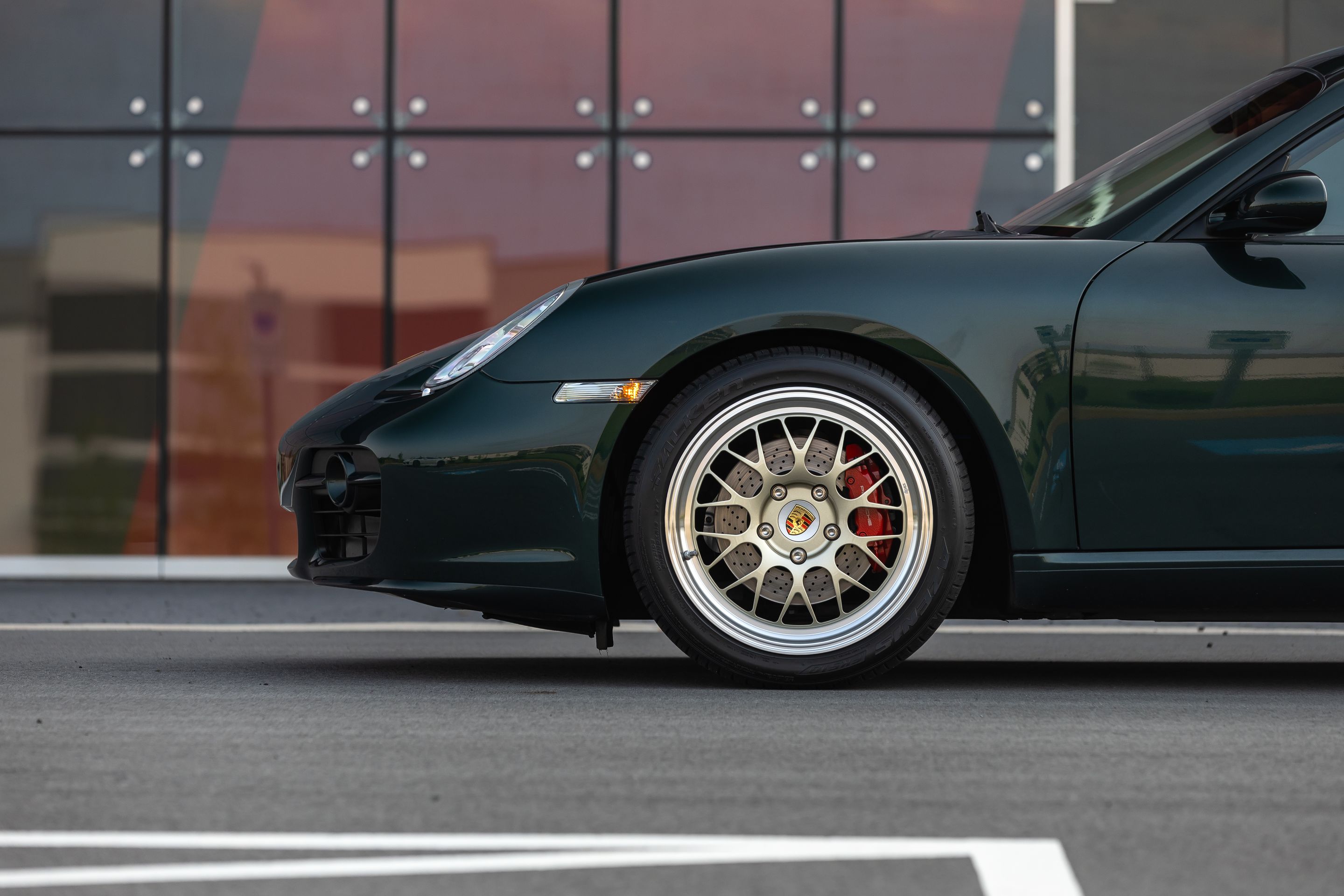 Green Porsche 987 Cayman S with 18" ML-10RT Apex wheels in Machined Lip Gloss Motorsport Gold