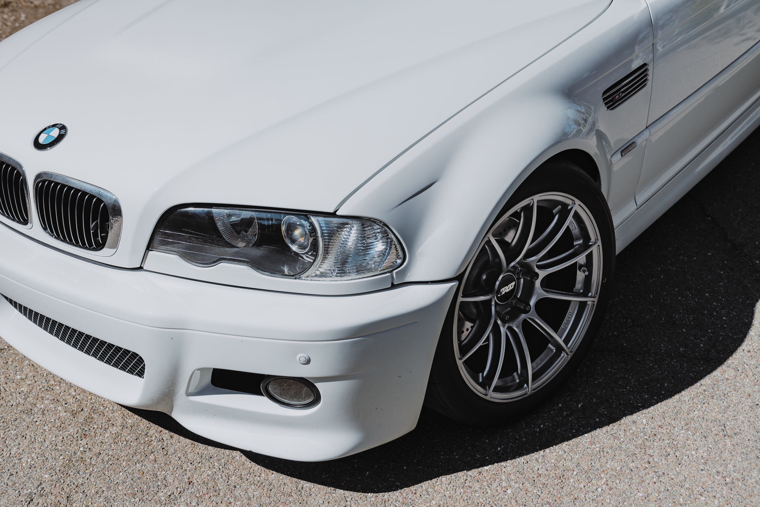 White BMW E46 M3 with 18" SM-10RS Apex wheels in Anthracite