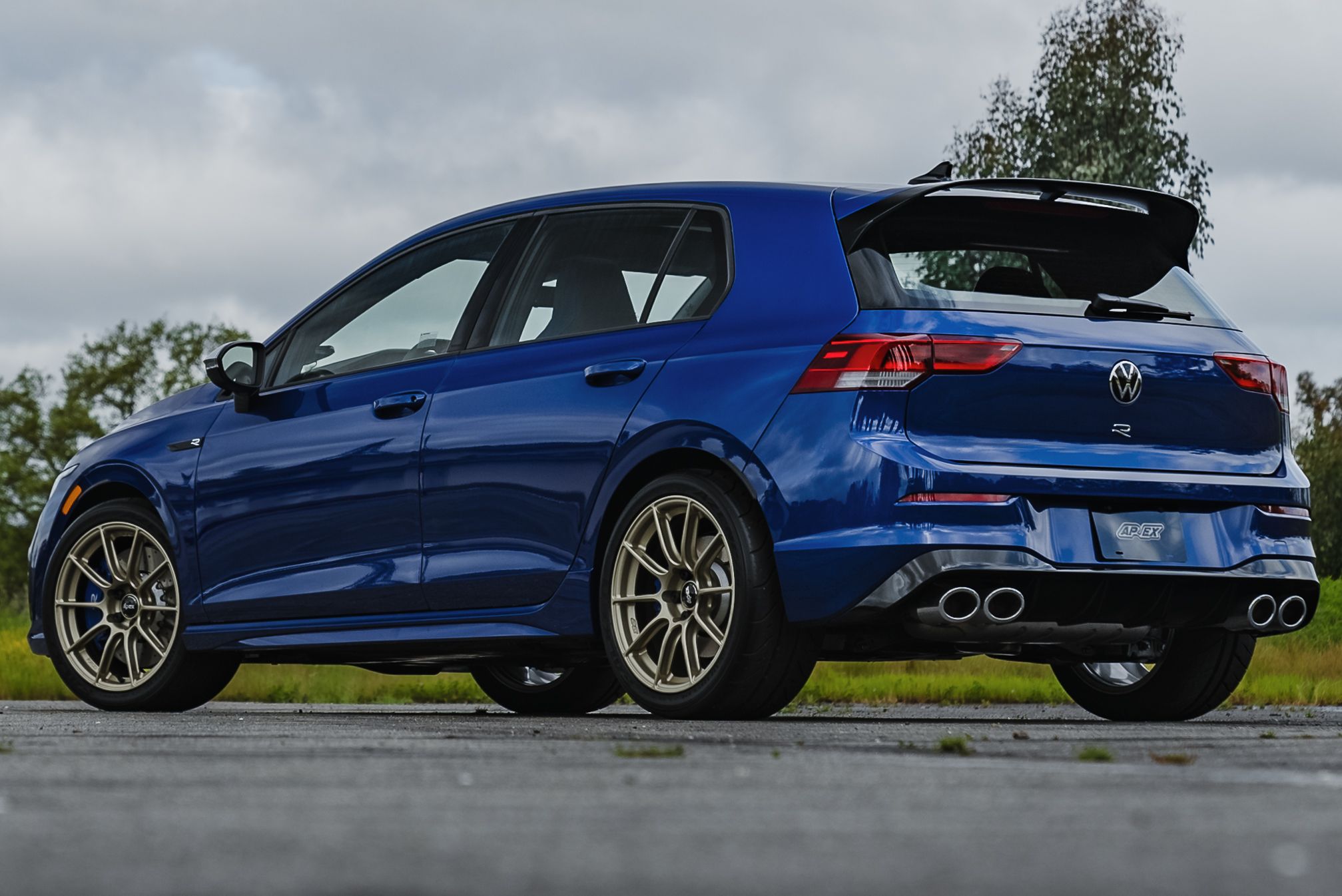 Blue VW MK8 Golf R with 18" SM-10RS Apex wheels in Motorsport Gold