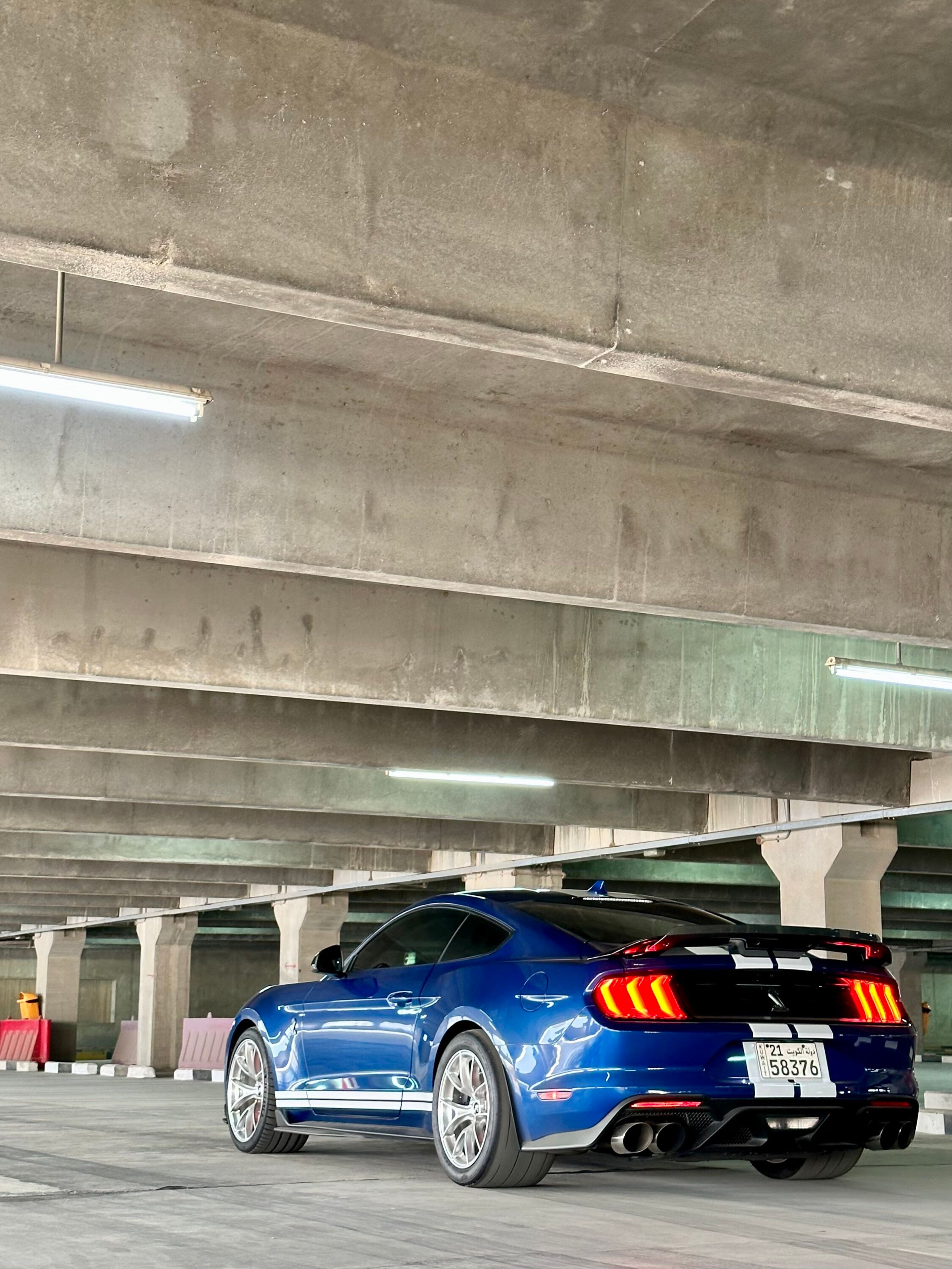 Blue Ford S550 Mustang GT500 with 20"/18" VS-5RS Apex wheels in Brushed Clear