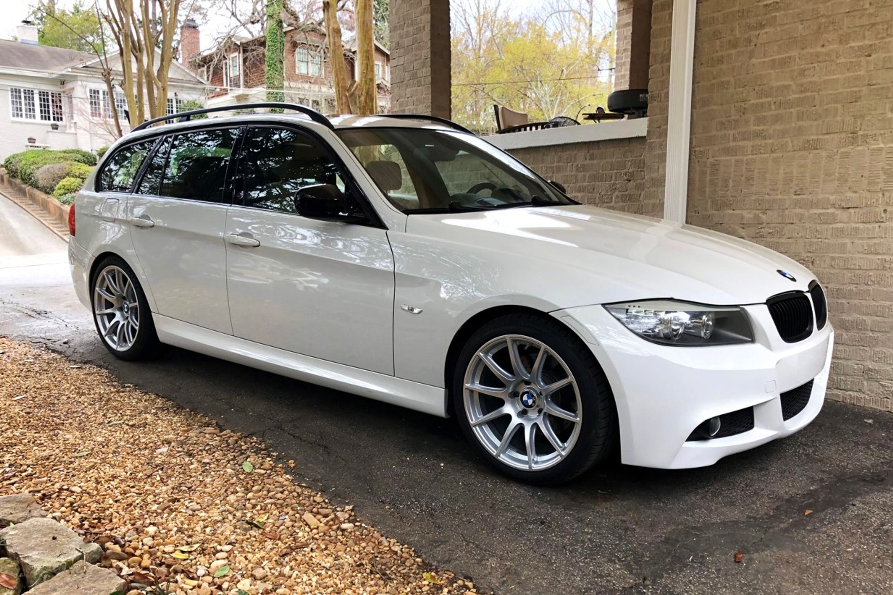 White BMW E91 LCI Wagon 3 Series with 18" SM-10 Apex wheels in Race Silver