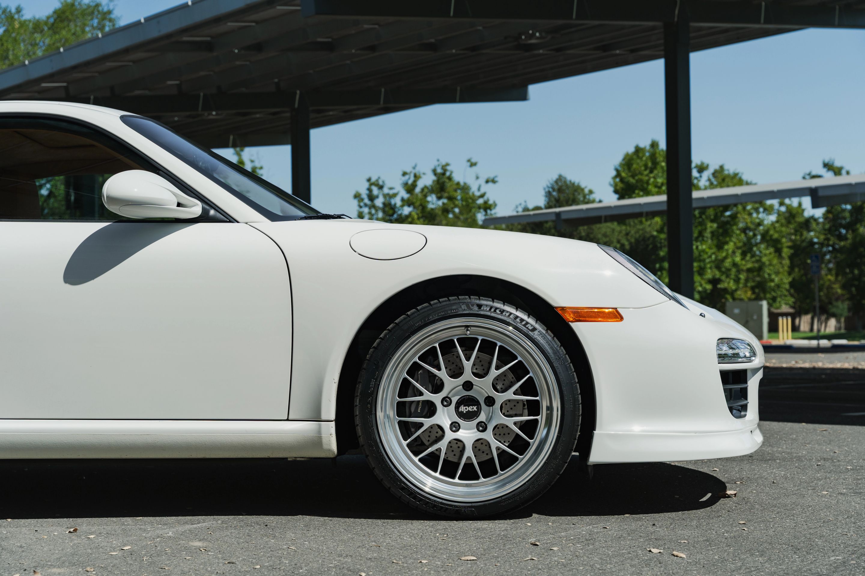 White Porsche 911 997 Carrera with 19" ML-10RT Apex wheels in Machined Lip Race Silver