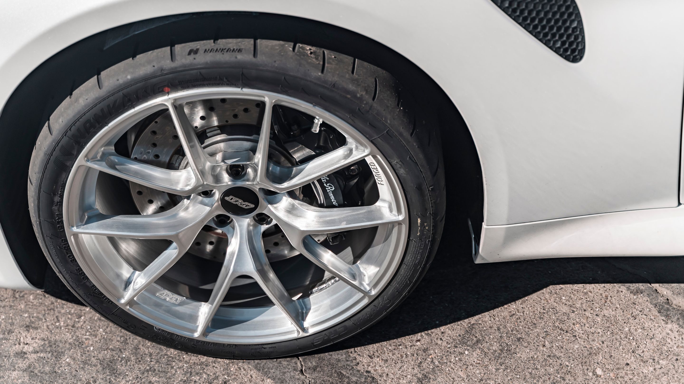 White Alfa Romeo Giulia Quadrifoglio with 19" VS-5RS Apex wheels in Brushed Clear