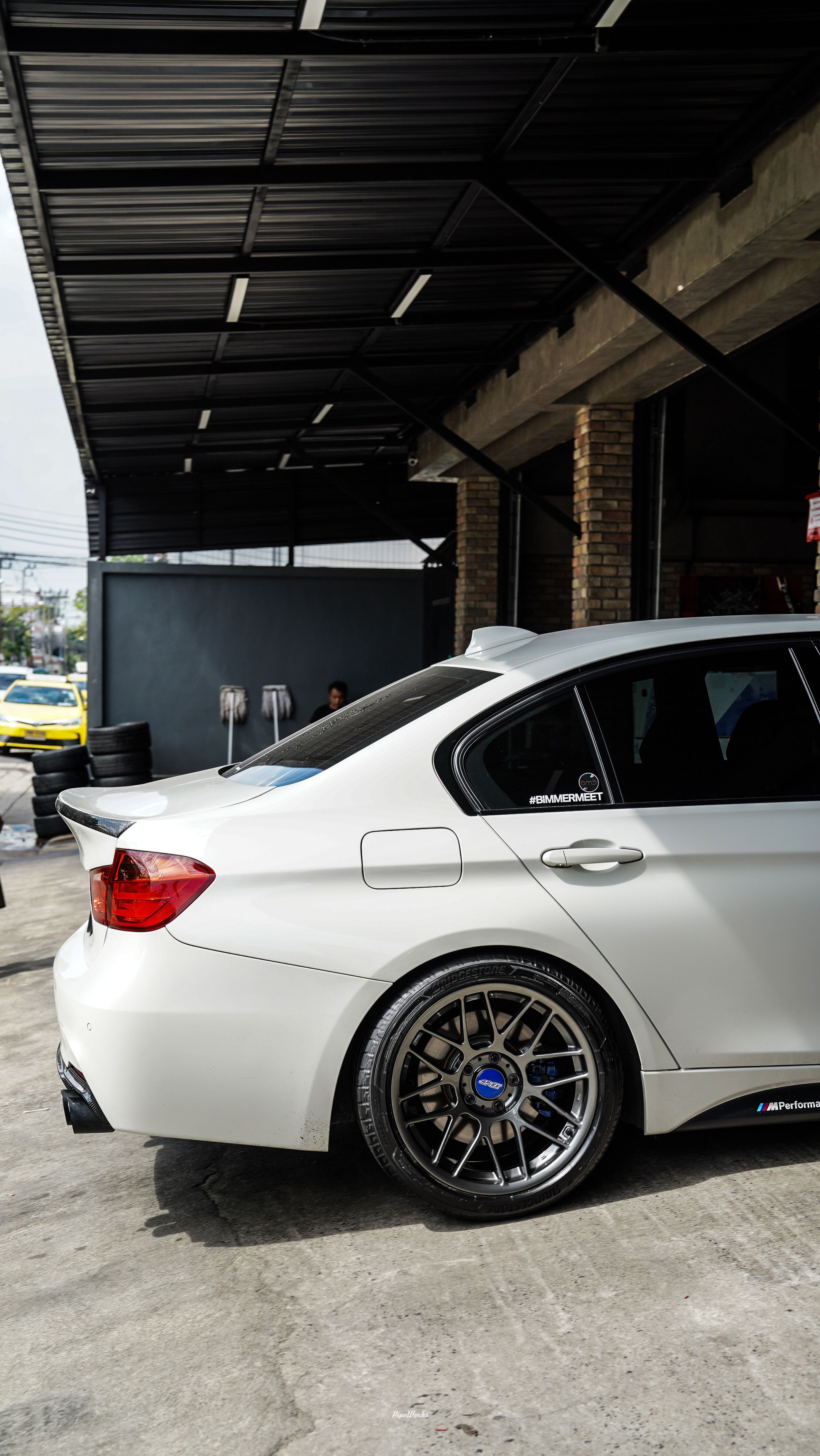 White BMW F30 Sedan 3 Series with 18" ARC-8 Apex wheels in Anthracite