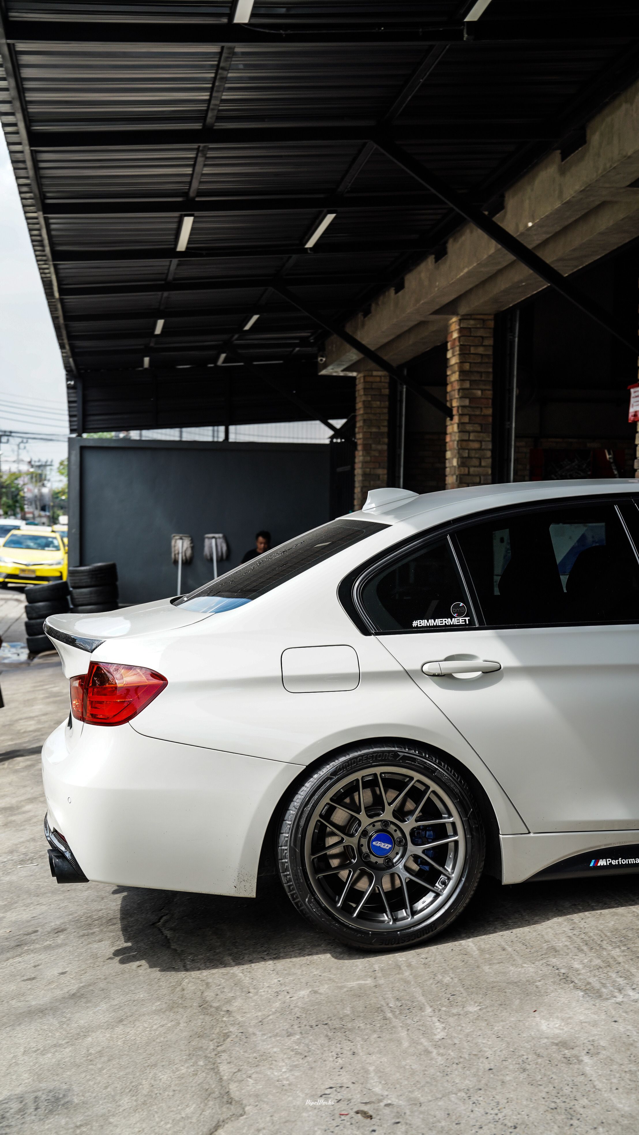 White BMW F30 Sedan 3 Series with 18" ARC-8 Apex wheels in Anthracite