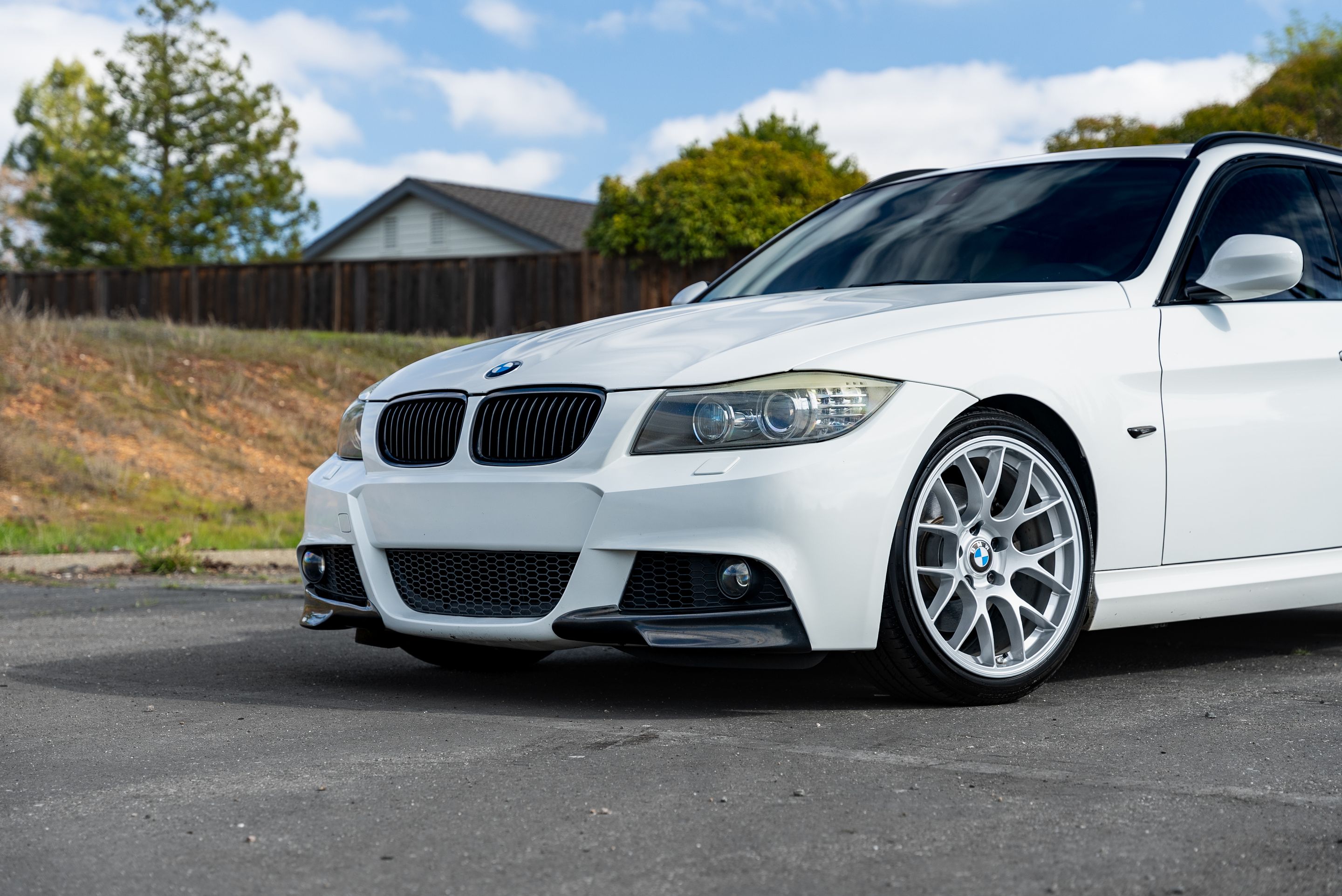 White BMW E91 LCI Wagon 3 Series with 18" EC-7 Apex wheels in Race Silver