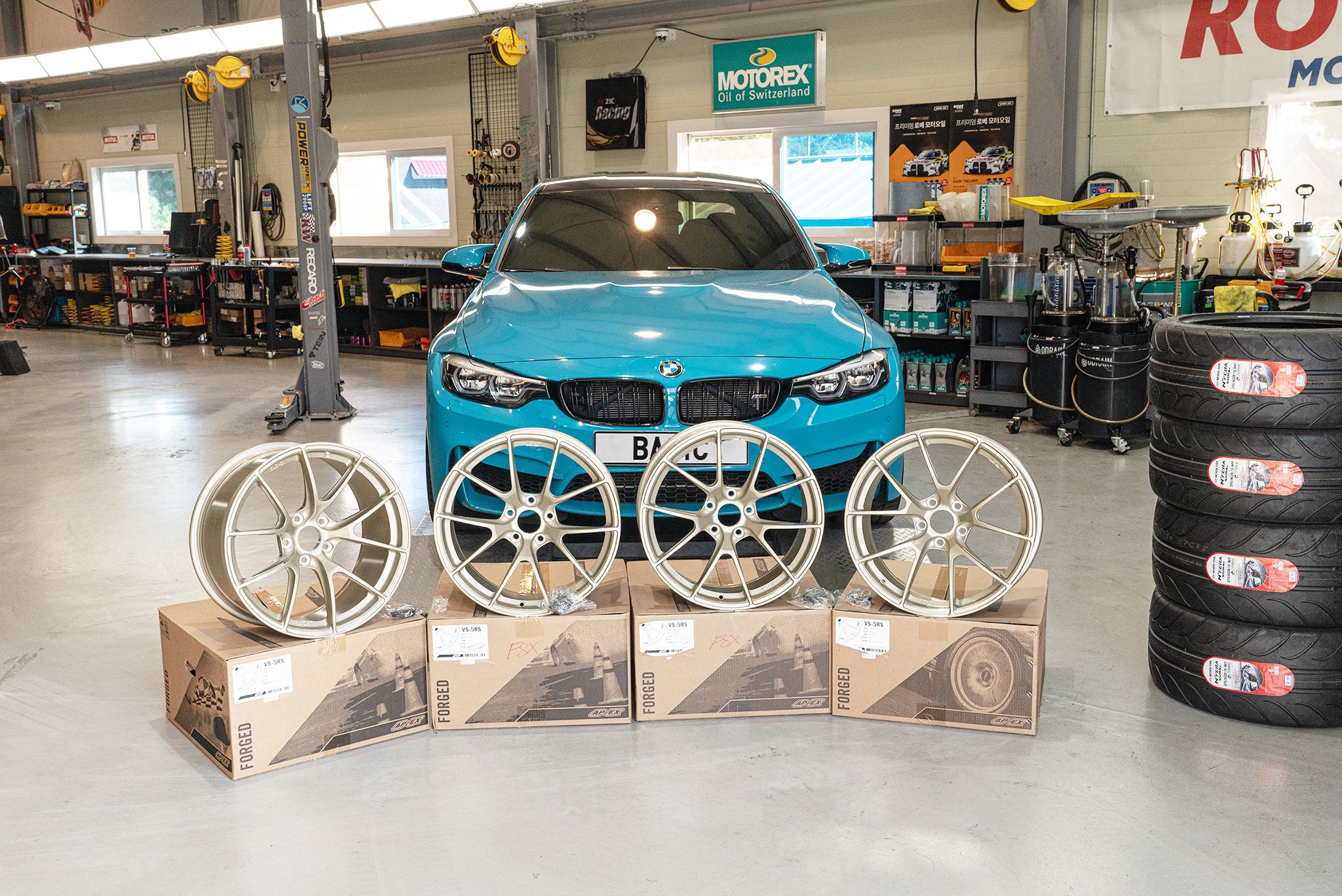 Blue BMW F80 M3 with 19" VS-5RS Apex wheels in Motorsport Gold