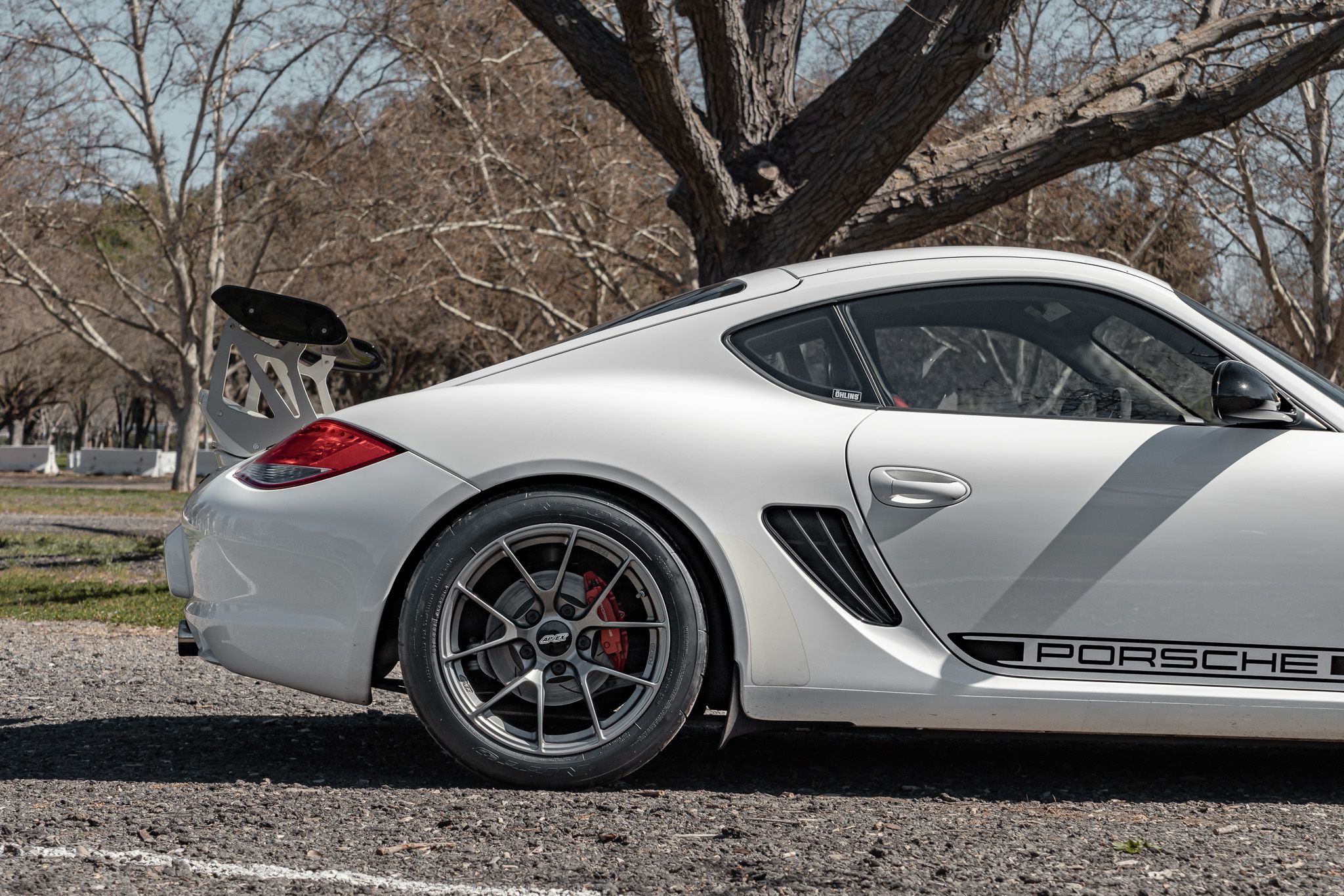 White Porsche 987 Cayman R with 18" VS-5RS Apex wheels in Anthracite