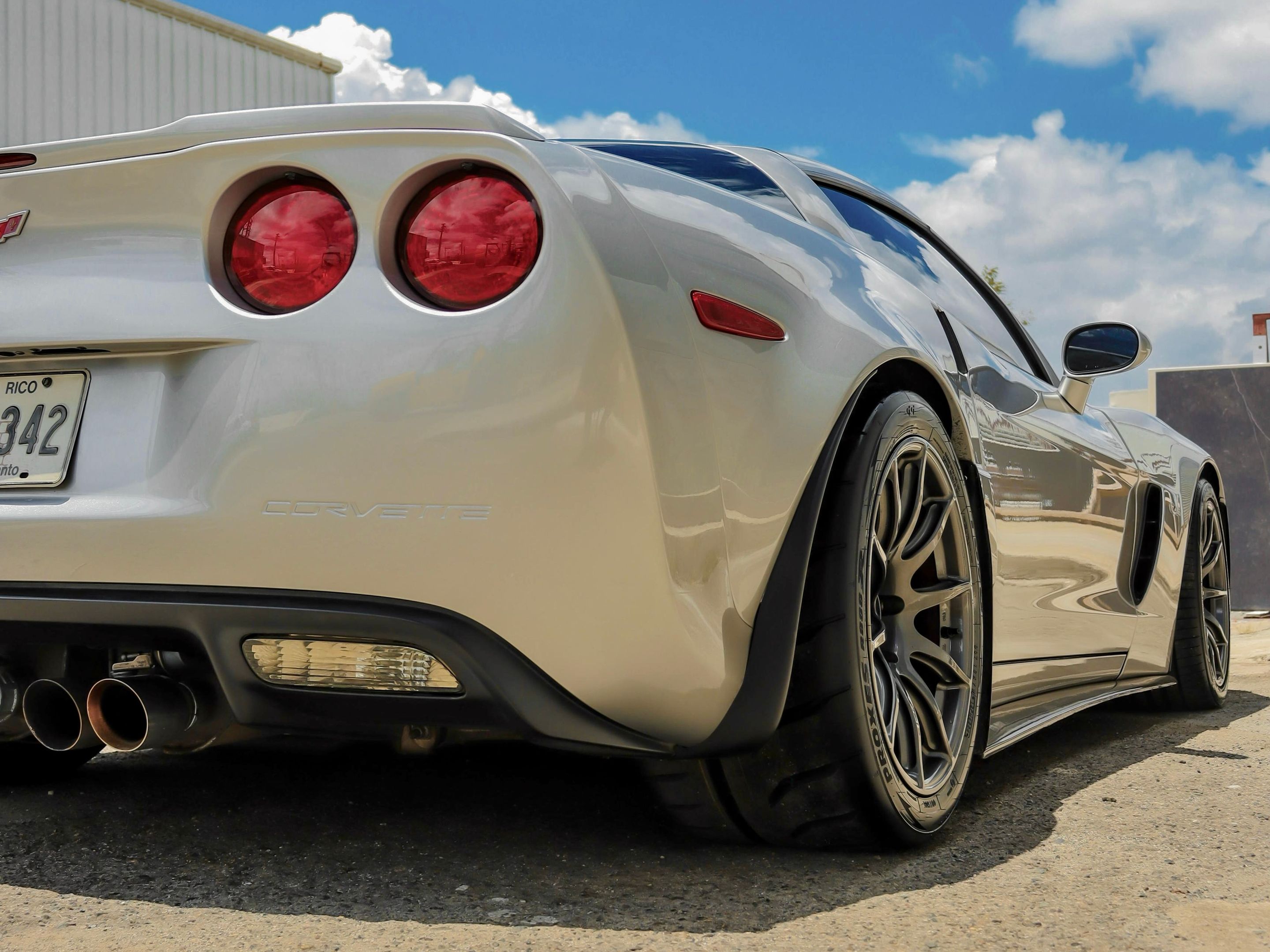 Silver Chevrolet C6 Corvette Z06 with 18" SM-10 Apex wheels in Anthracite
