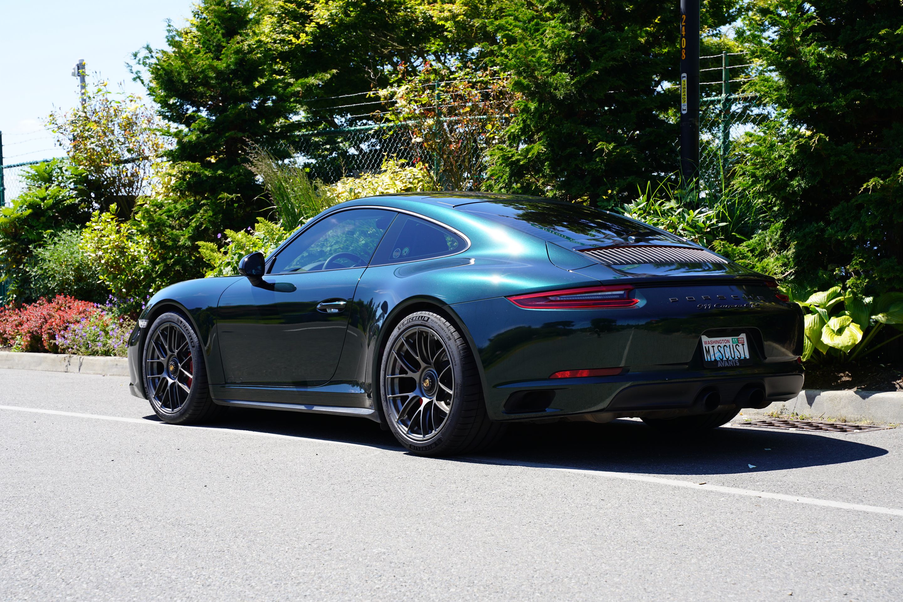 Green Porsche 911 991.2 Carrera GTS with 19" EC-7RS Apex wheels in Anthracite