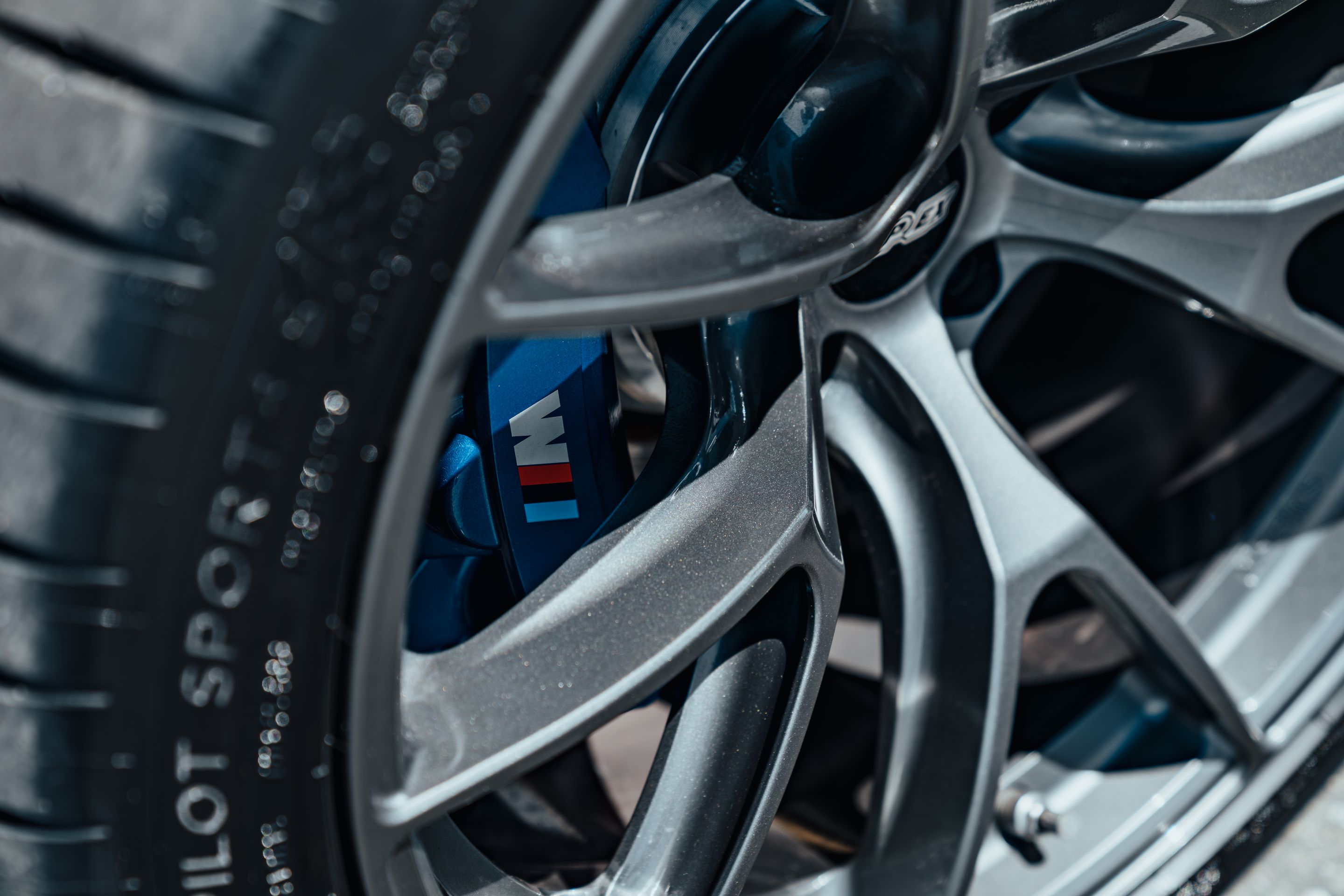 Blue BMW G87 M2 with 19"/20" VS-5RS Apex wheels in Anthracite