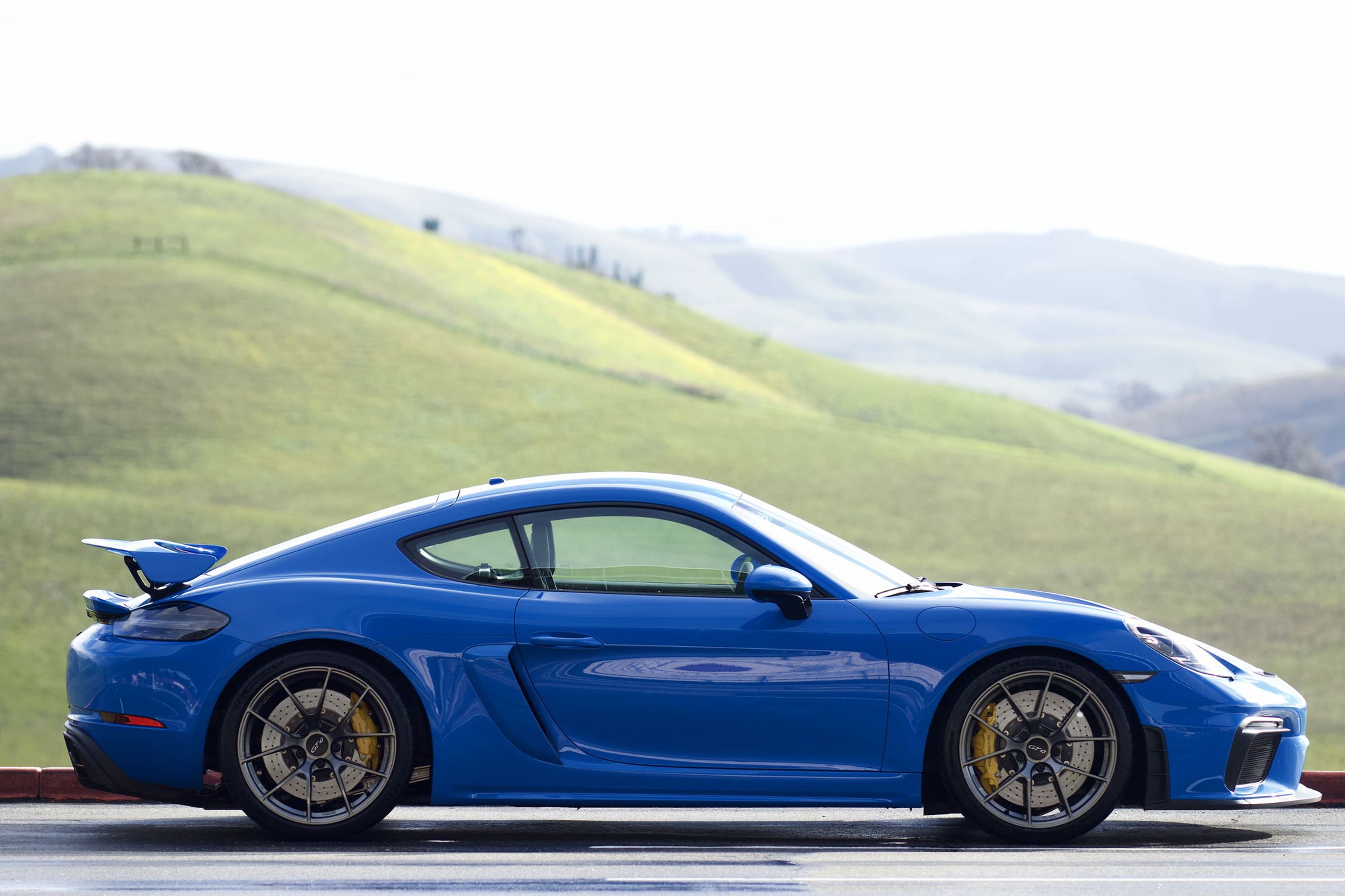 Blue Porsche 718 Cayman GT4 with 20" VS-5RS Apex wheels in Anthracite