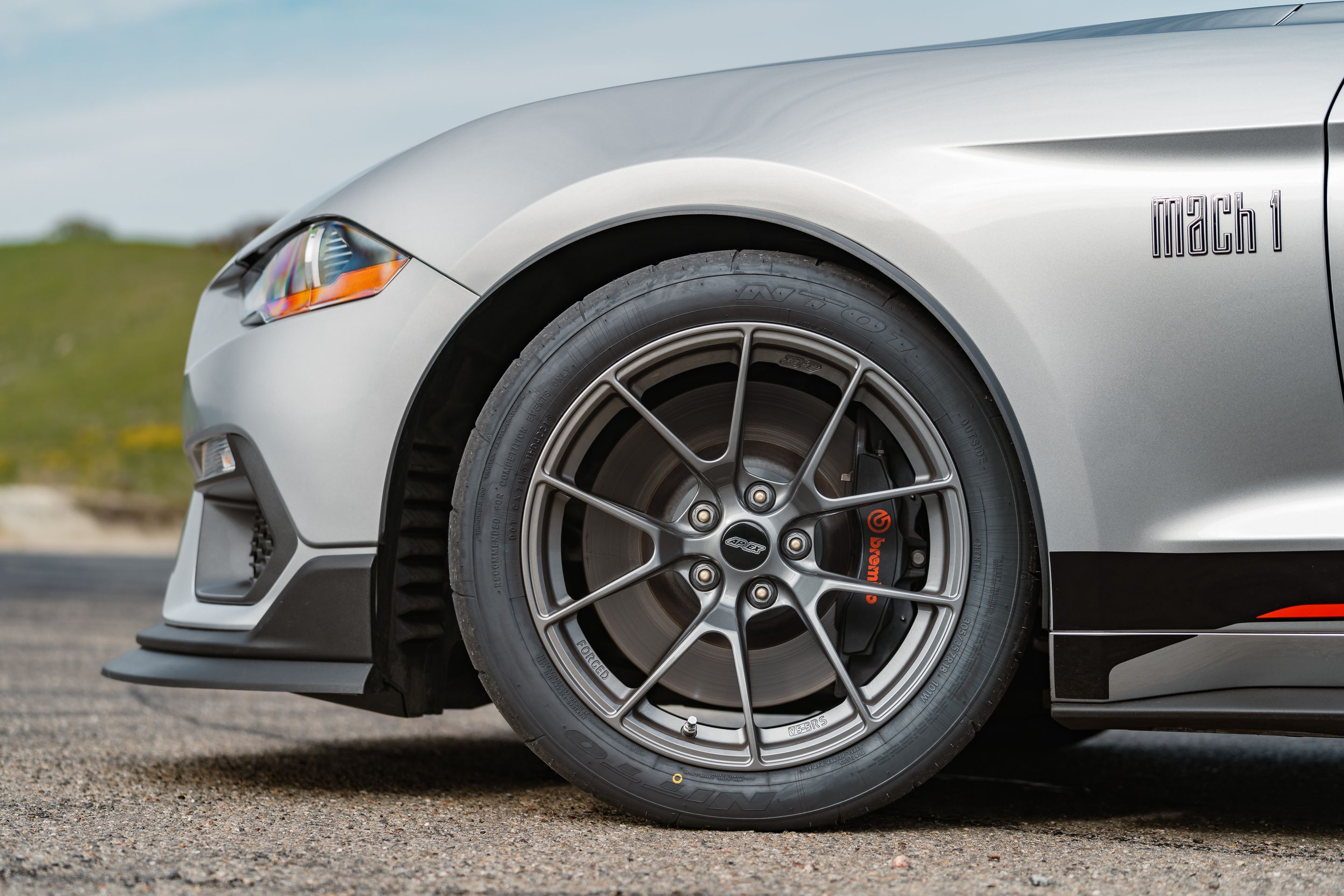Silver Ford S550 Mustang Mach 1 with 18" VS-5RS Apex wheels in Anthracite