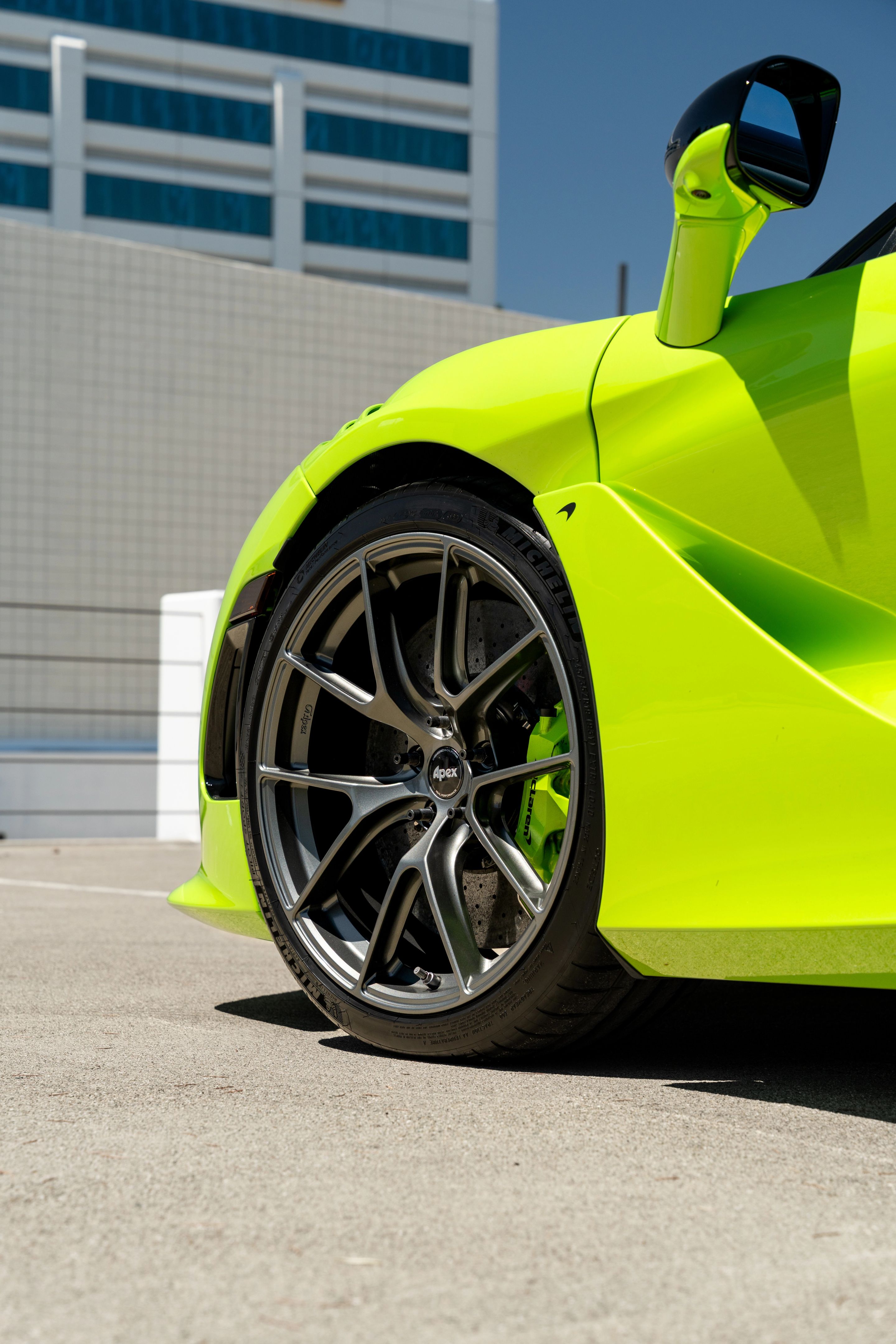 Green McLaren 750S with 19"/20" VS-5RS Apex wheels in Anthracite