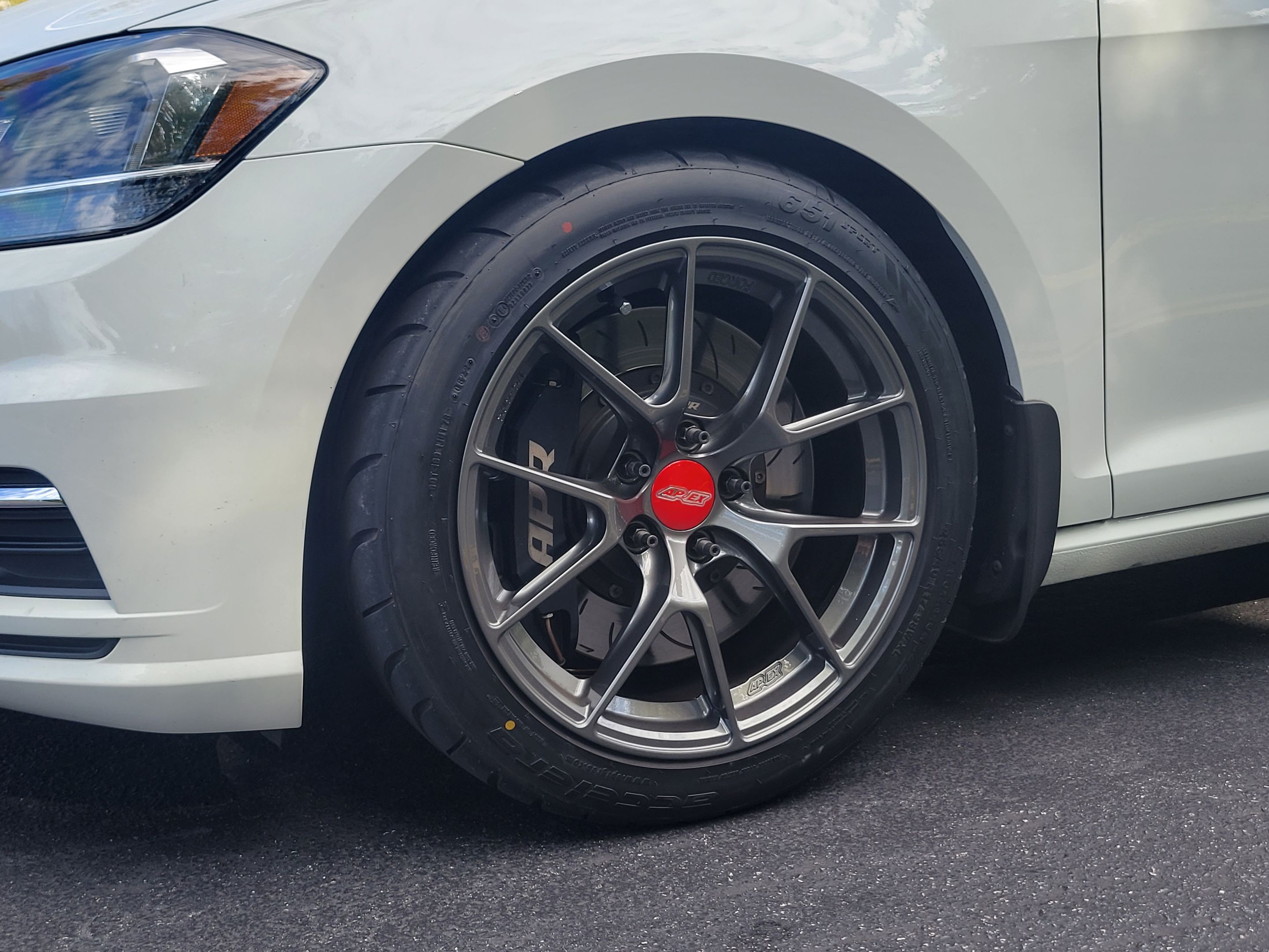 White VW MK7 Alltrack/SportWagen Golf SportWagen with 17" VS-5RS Apex wheels in Anthracite