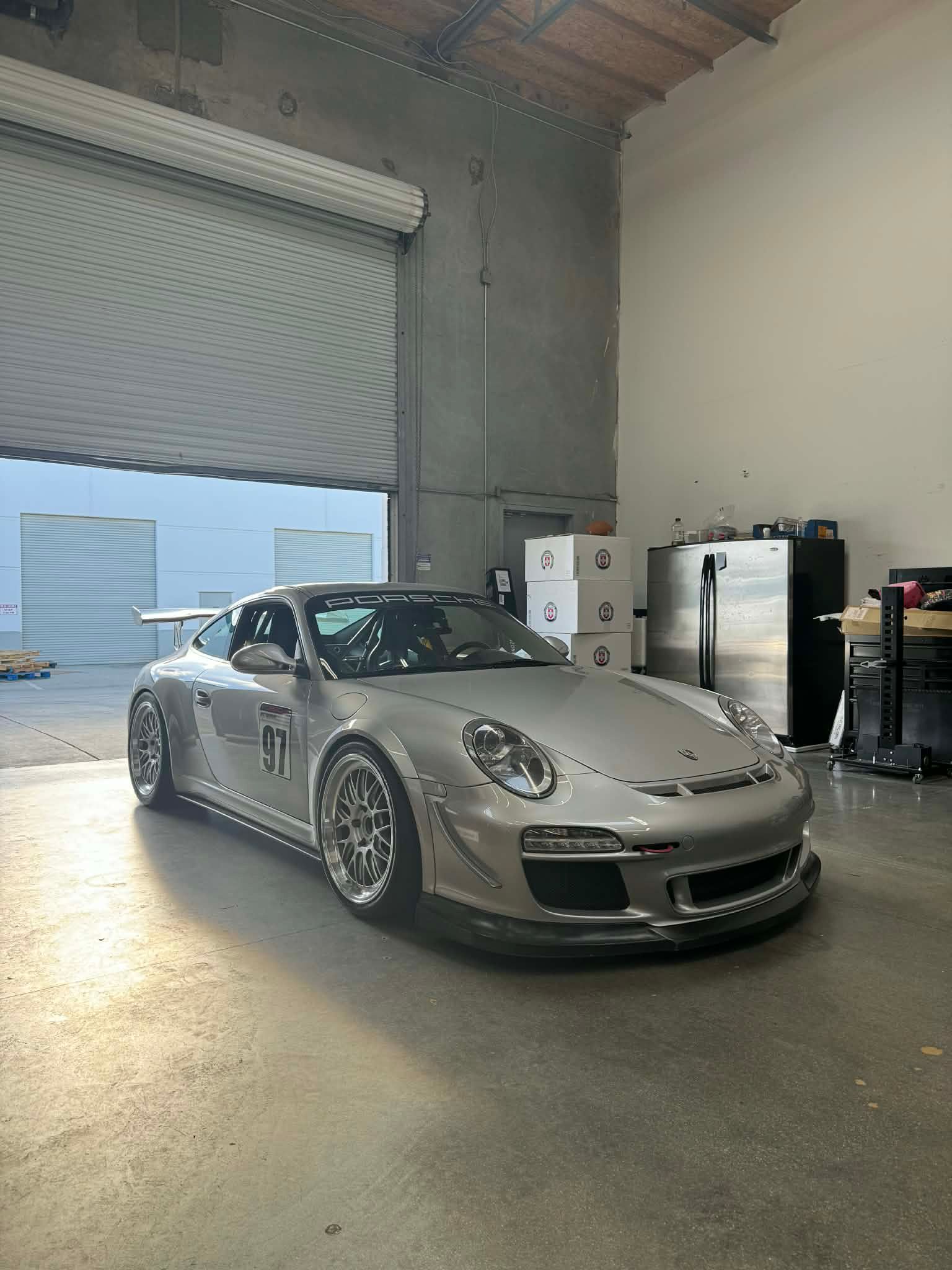 Silver Porsche 911 997 GT3 with 19" ML-10RT Apex wheels in Machined Lip Race Silver