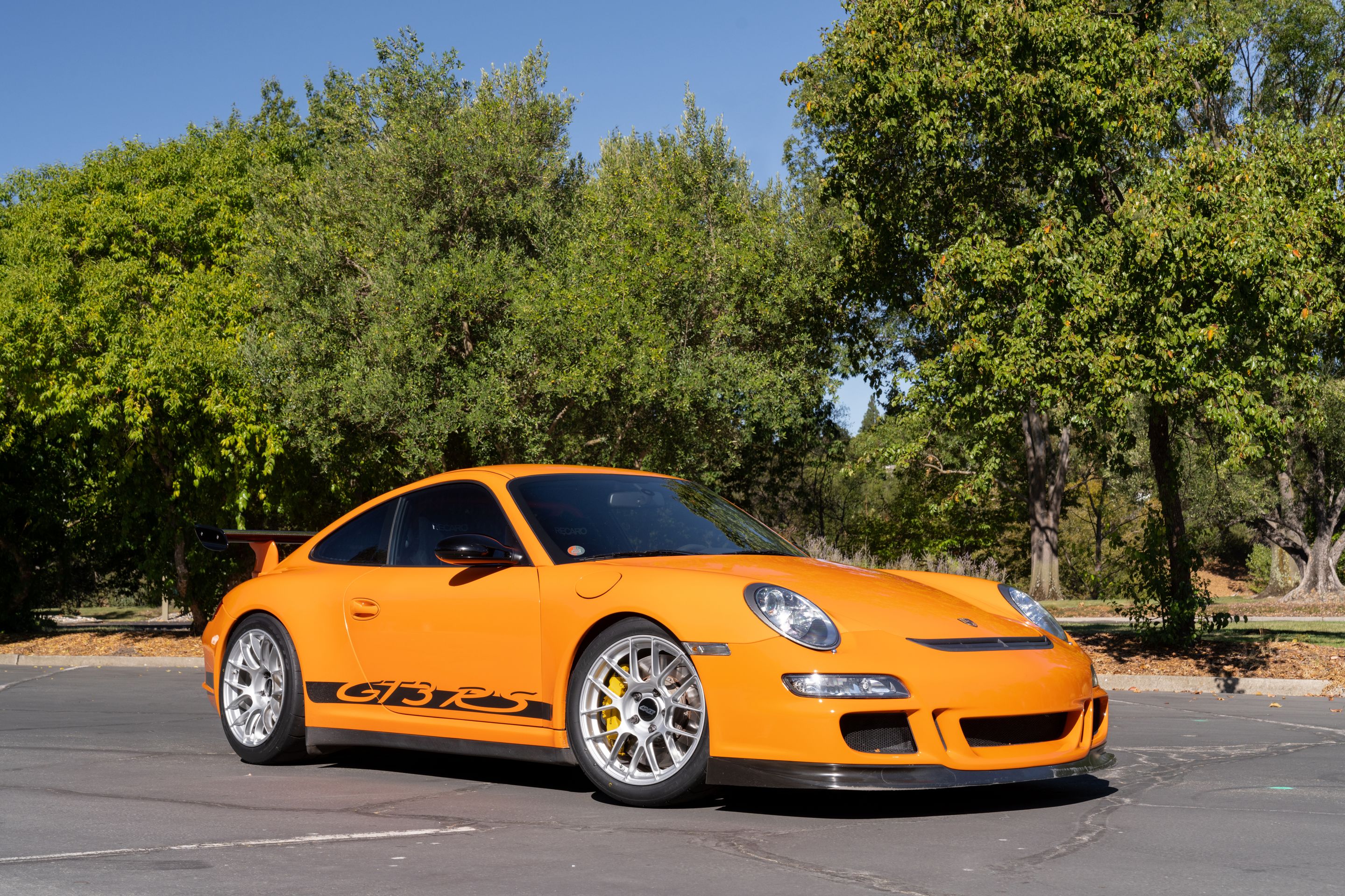 Orange Porsche 911 997 GT3 RS with 18" EC-7RS Apex wheels in Race Silver