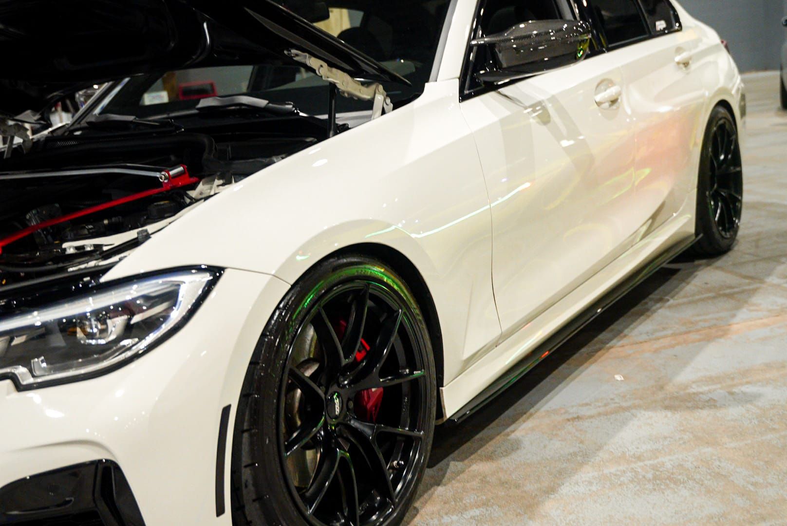 White BMW G20 Sedan 3 Series with 19" VS-5RS Apex wheels in Satin Black