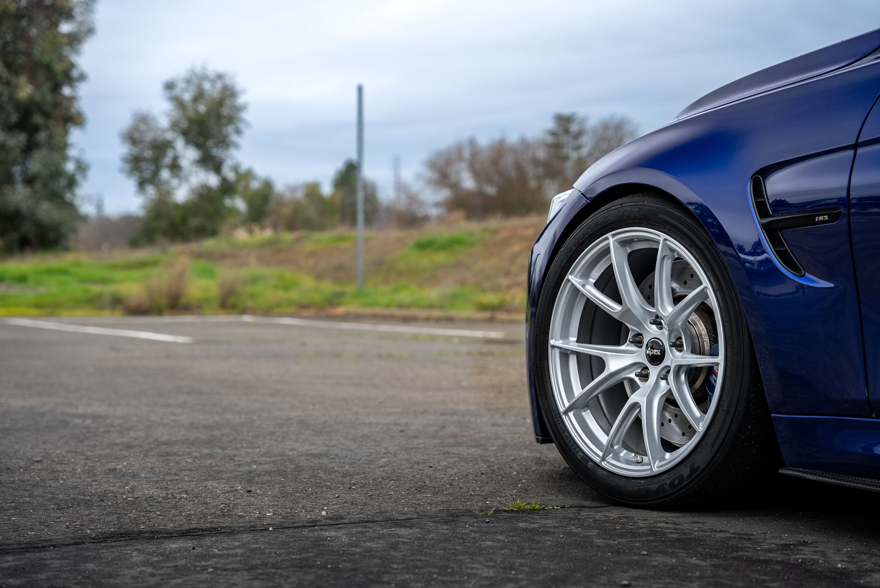 Blue BMW F80 M3 with 18" VS-5 Apex wheels in Race Silver