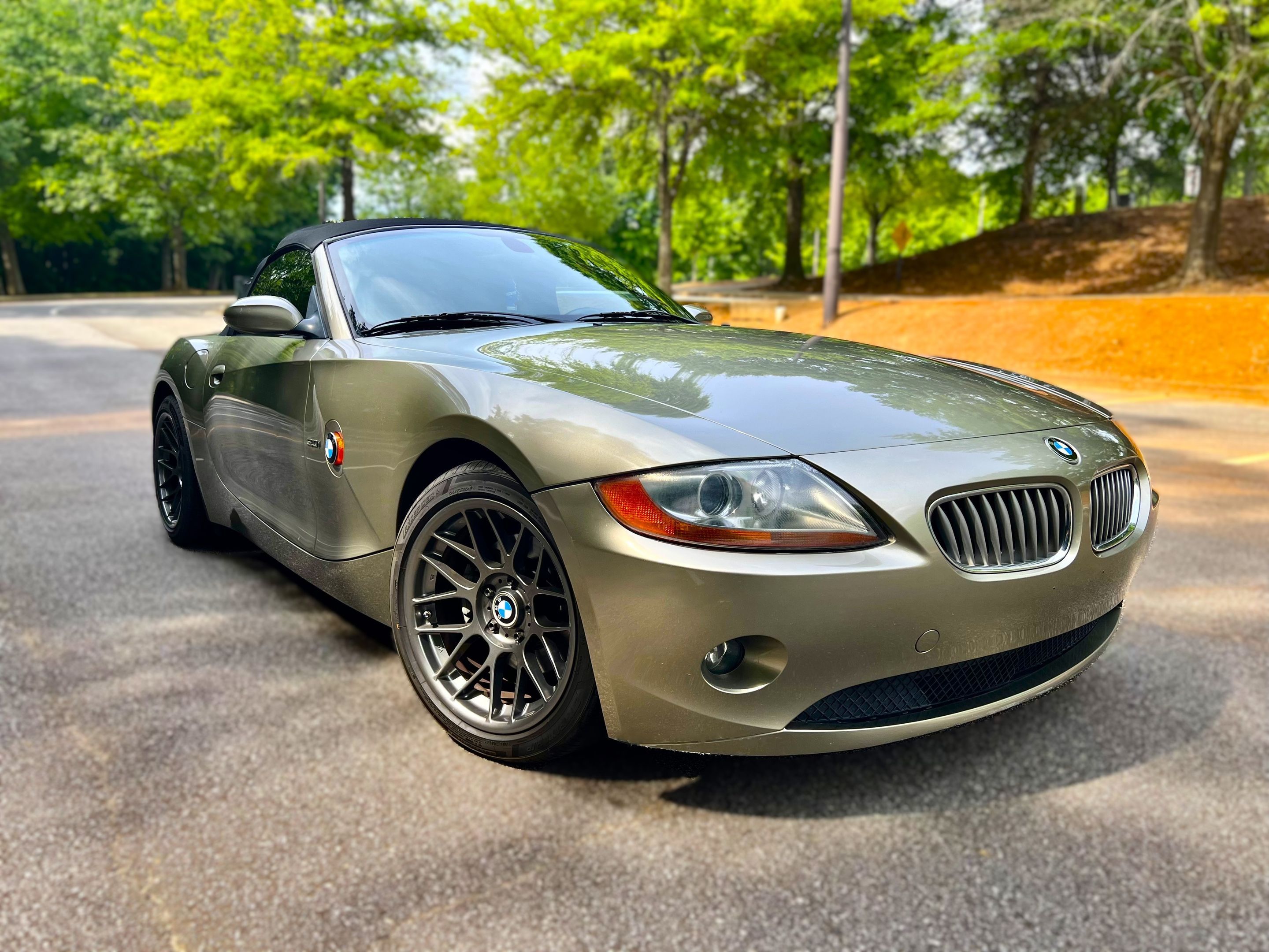 Silver BMW E85 Roadster Z4 with 17" ARC-8 Apex wheels in Anthracite