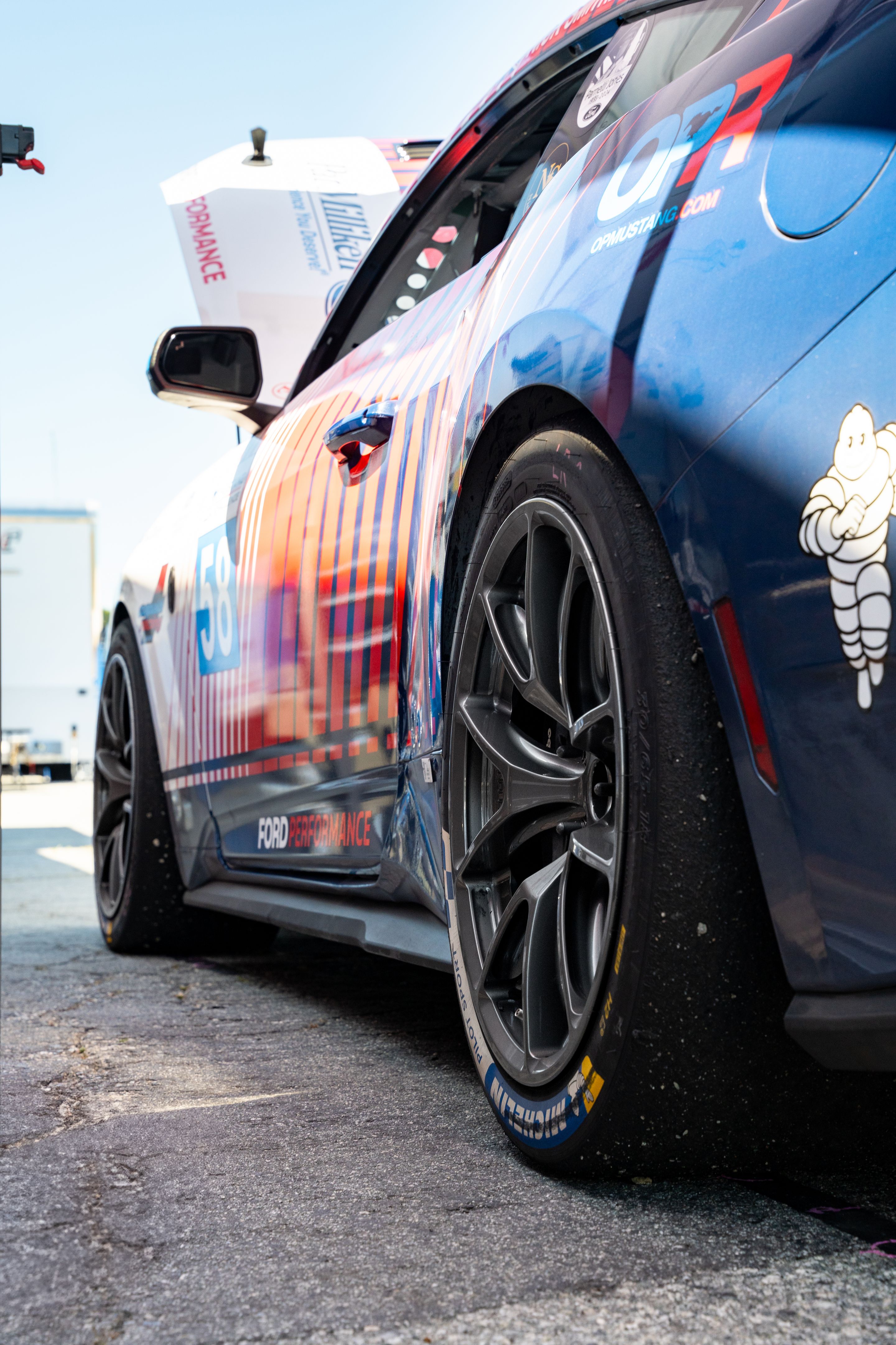 White Ford Performance Mustang Dark Horse R with 18" VS-5RE Apex wheels in Anthracite
