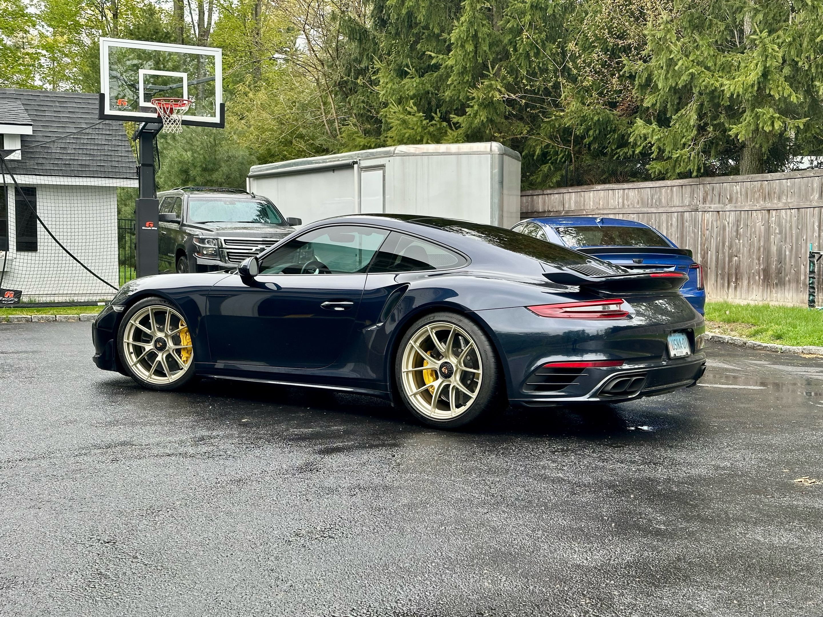 Blue Porsche 911 991.2 Turbo S with 20" VS-5RS Apex wheels in Motorsport Gold