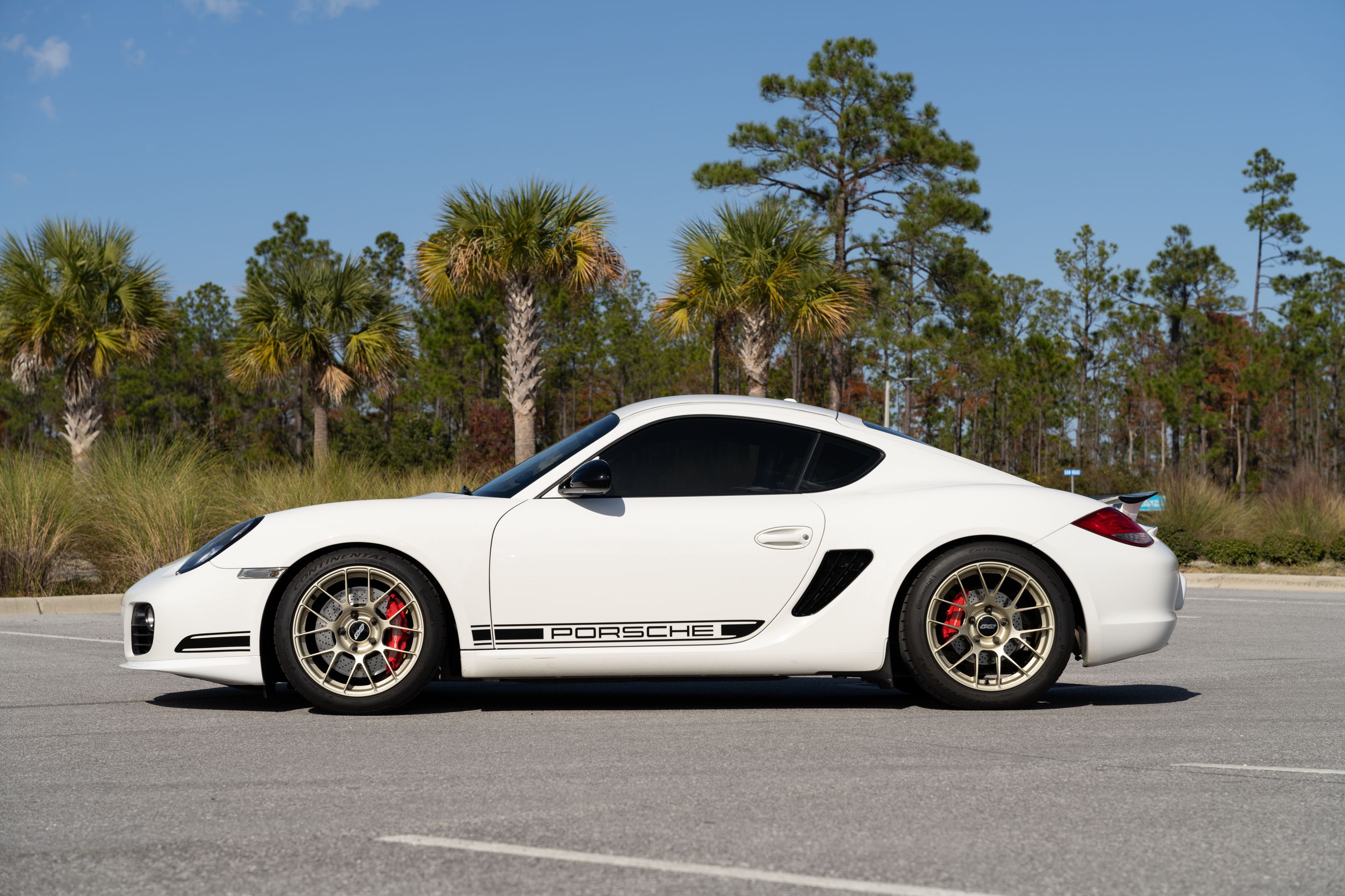 White Porsche 987 Cayman R with 18" EC-7RS Apex wheels in Motorsport Gold