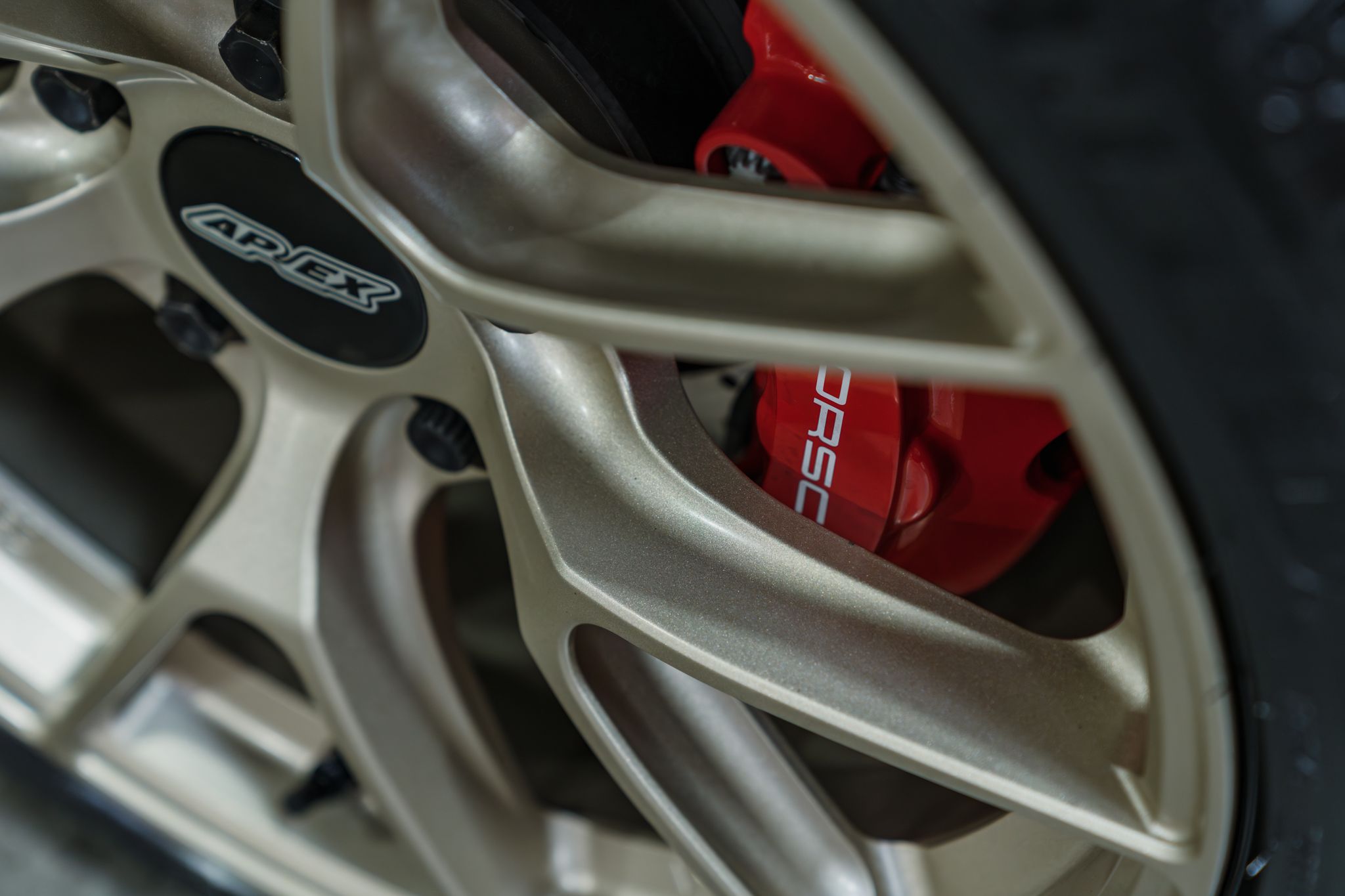 Green Porsche 911 992.1 Carrera S with 19"/20" VS-5RS Apex wheels in Motorsport Gold