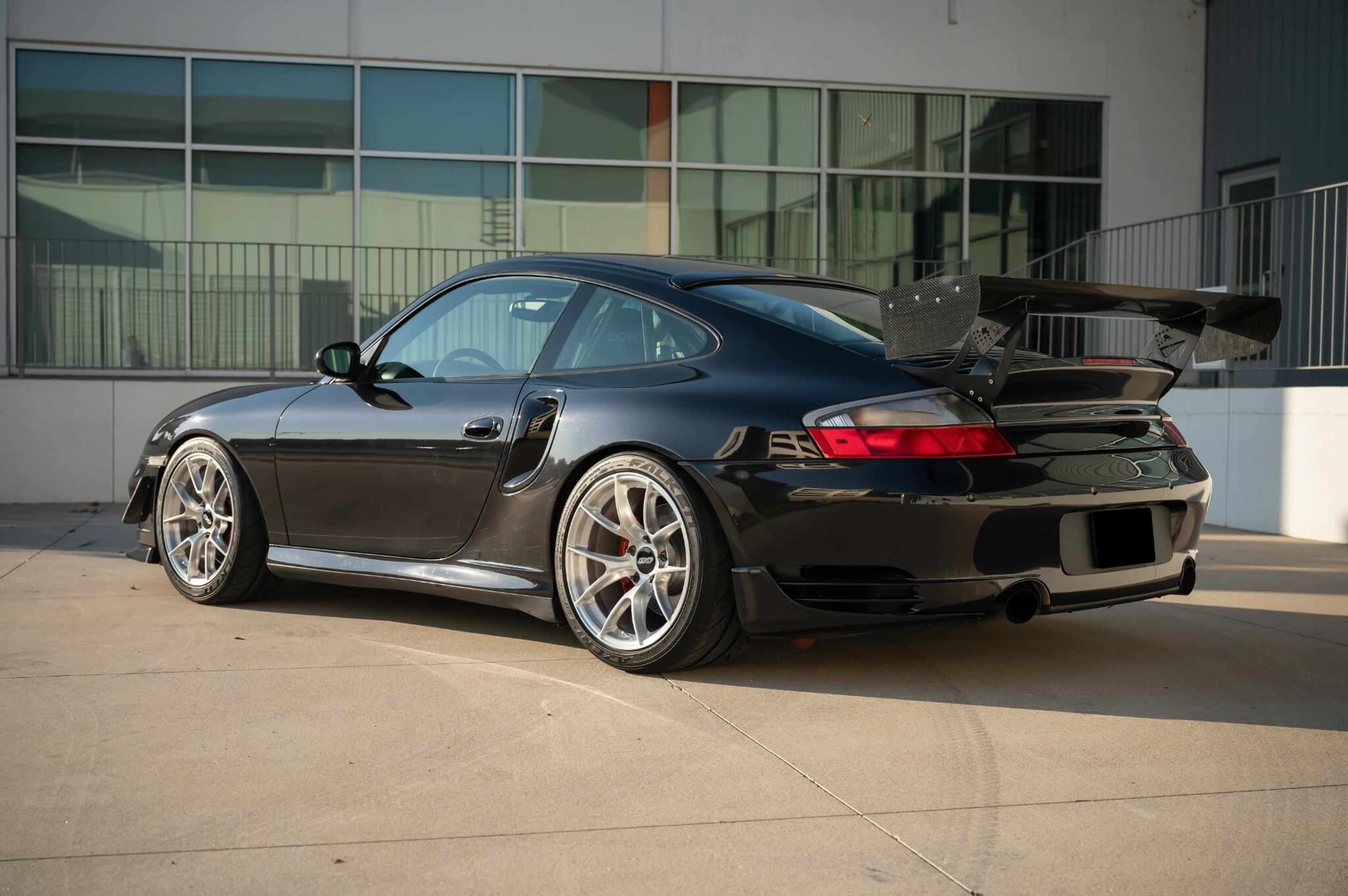 Black Porsche 911 996 Turbo with 18" VS-5RS Apex wheels in Brushed Clear