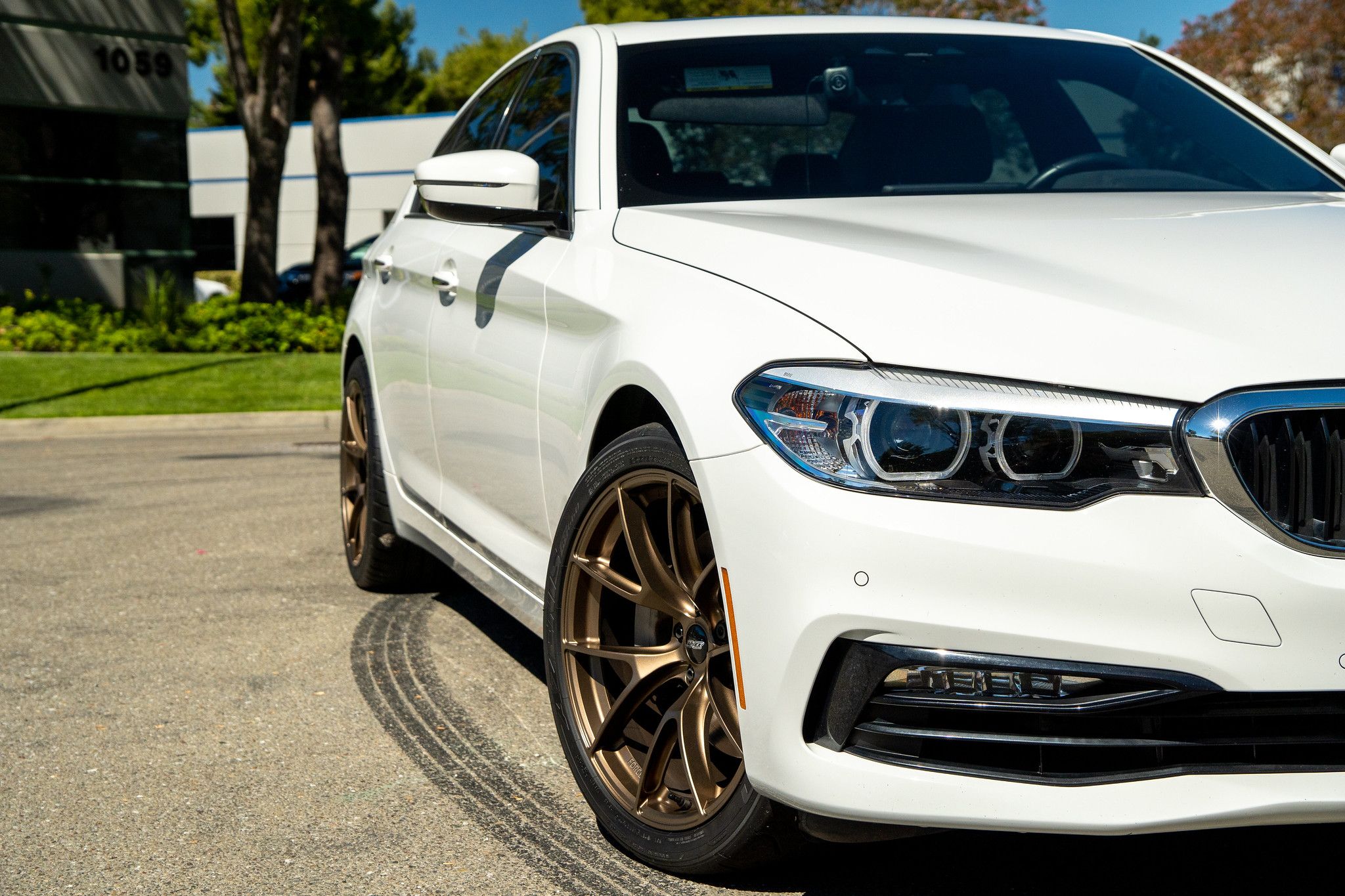 White BMW G30 Sedan 5 Series with 19" VS-5RS Apex wheels in Satin Bronze
