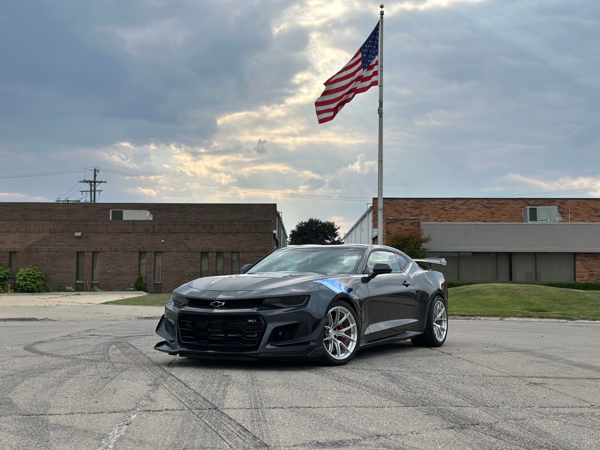 Grey Chevrolet 6th Gen Camaro ZL1 1LE with 19" VS-5RS Apex wheels in Brushed Clear