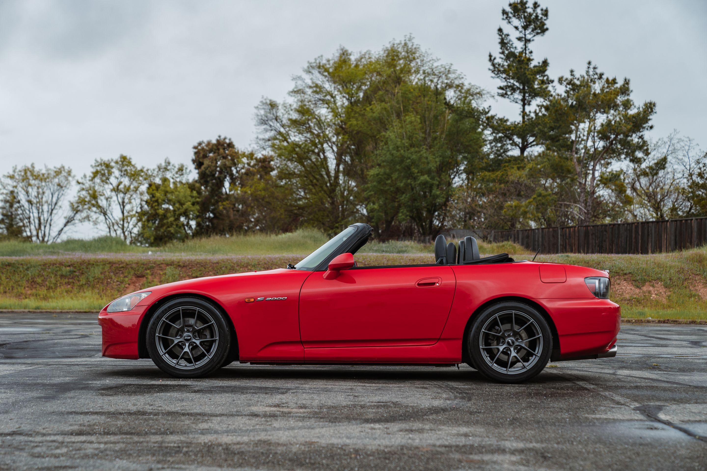 Red Honda S2000 with 17" VS-5RS Apex wheels in Anthracite