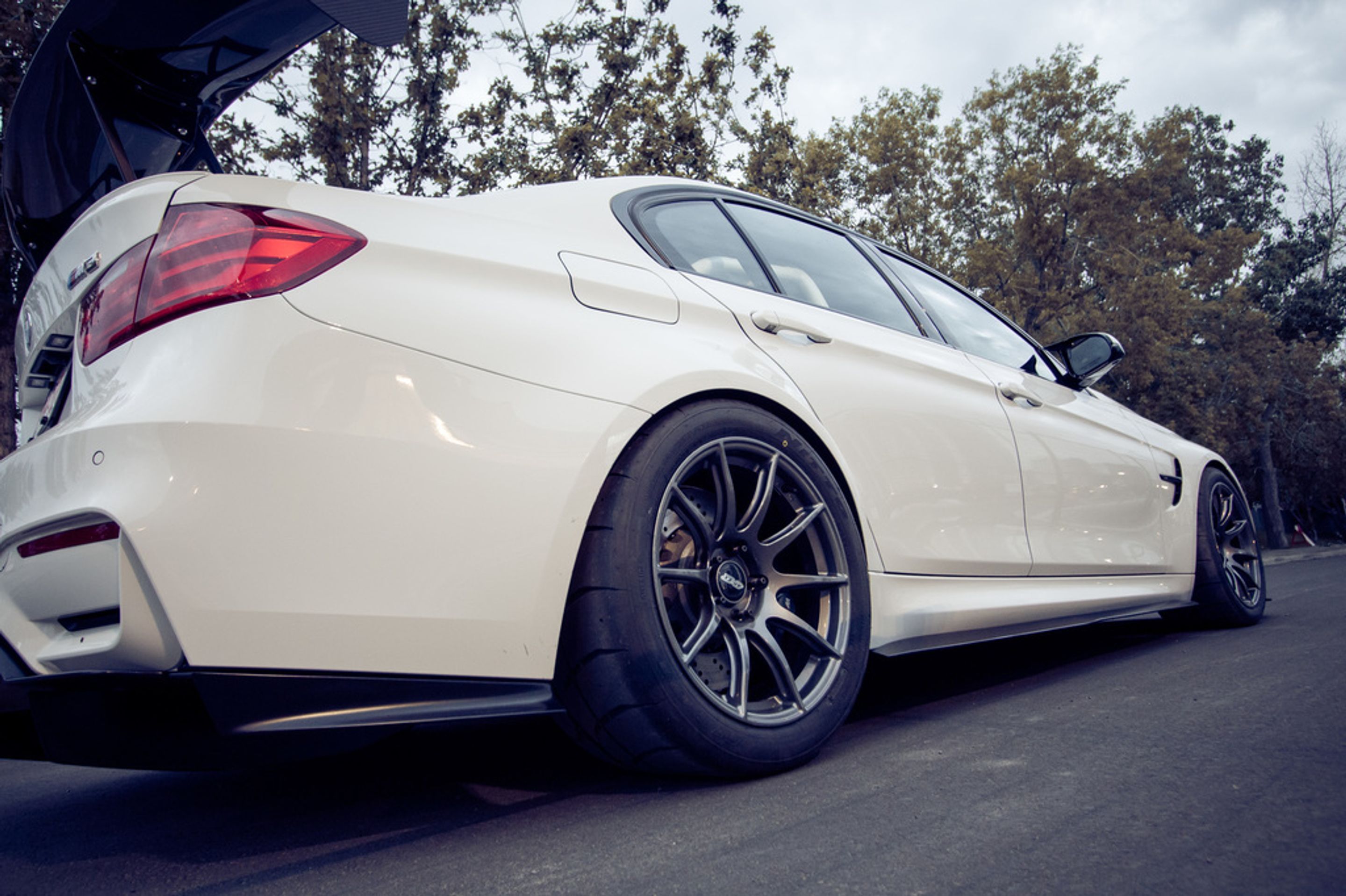 White BMW F80 M3 with 18" SM-10 Apex wheels in Anthracite