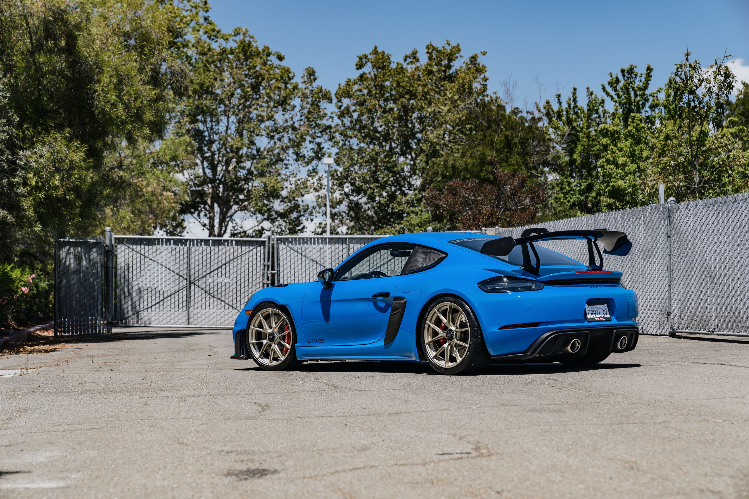 Blue Porsche 718 Cayman GT4 RS with 20" VS-5RS Apex wheels in Motorsport Gold