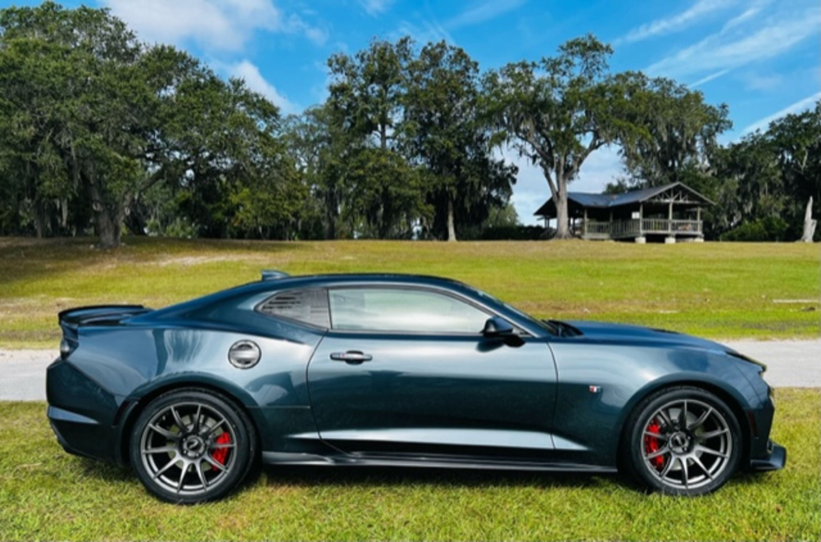 Green Chevrolet 6th Gen Camaro SS 1LE with 19" SM-10 Apex wheels in Anthracite