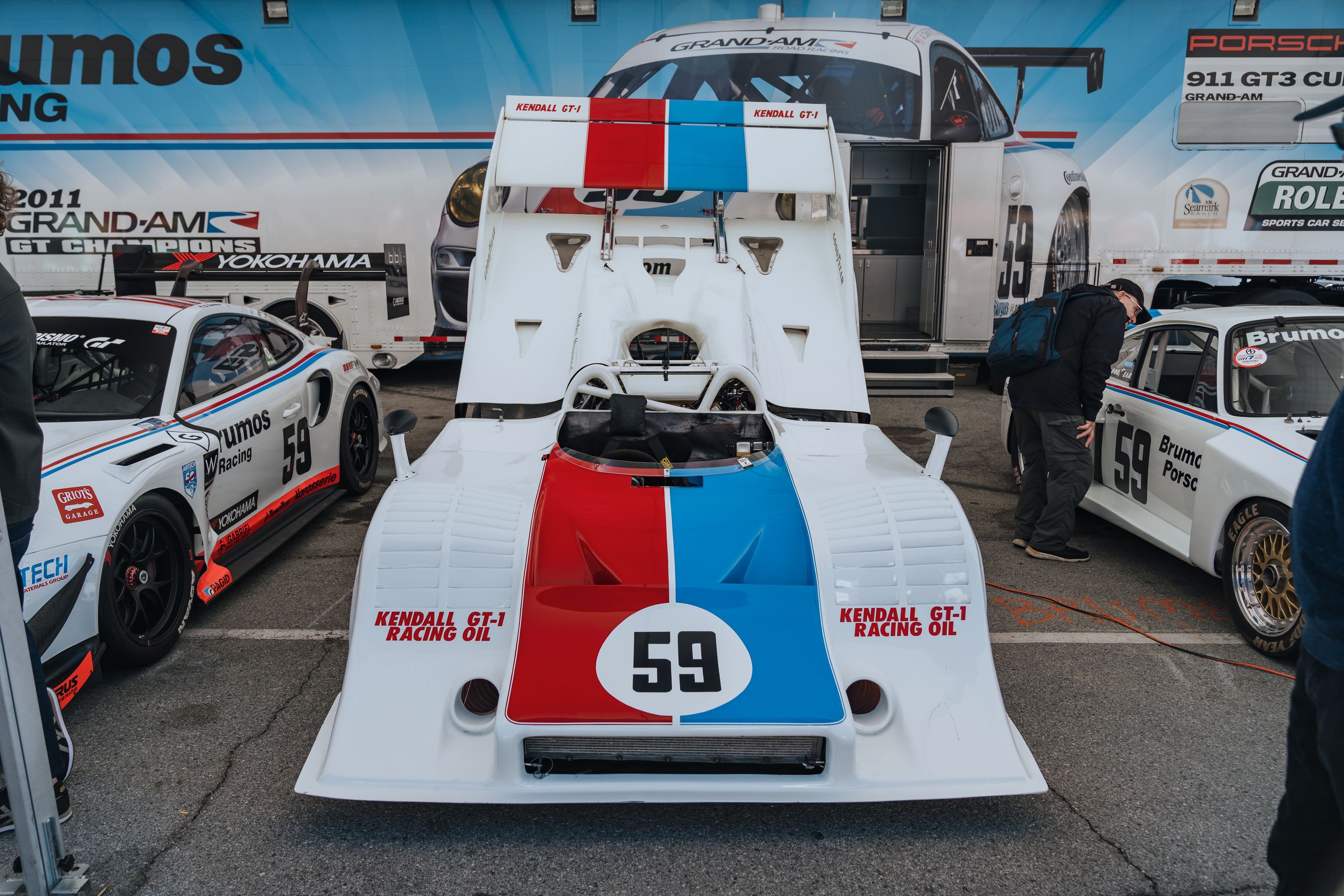 White Porsche 911 996 GT2 with 18" EC-7RS Apex wheels in Anthracite