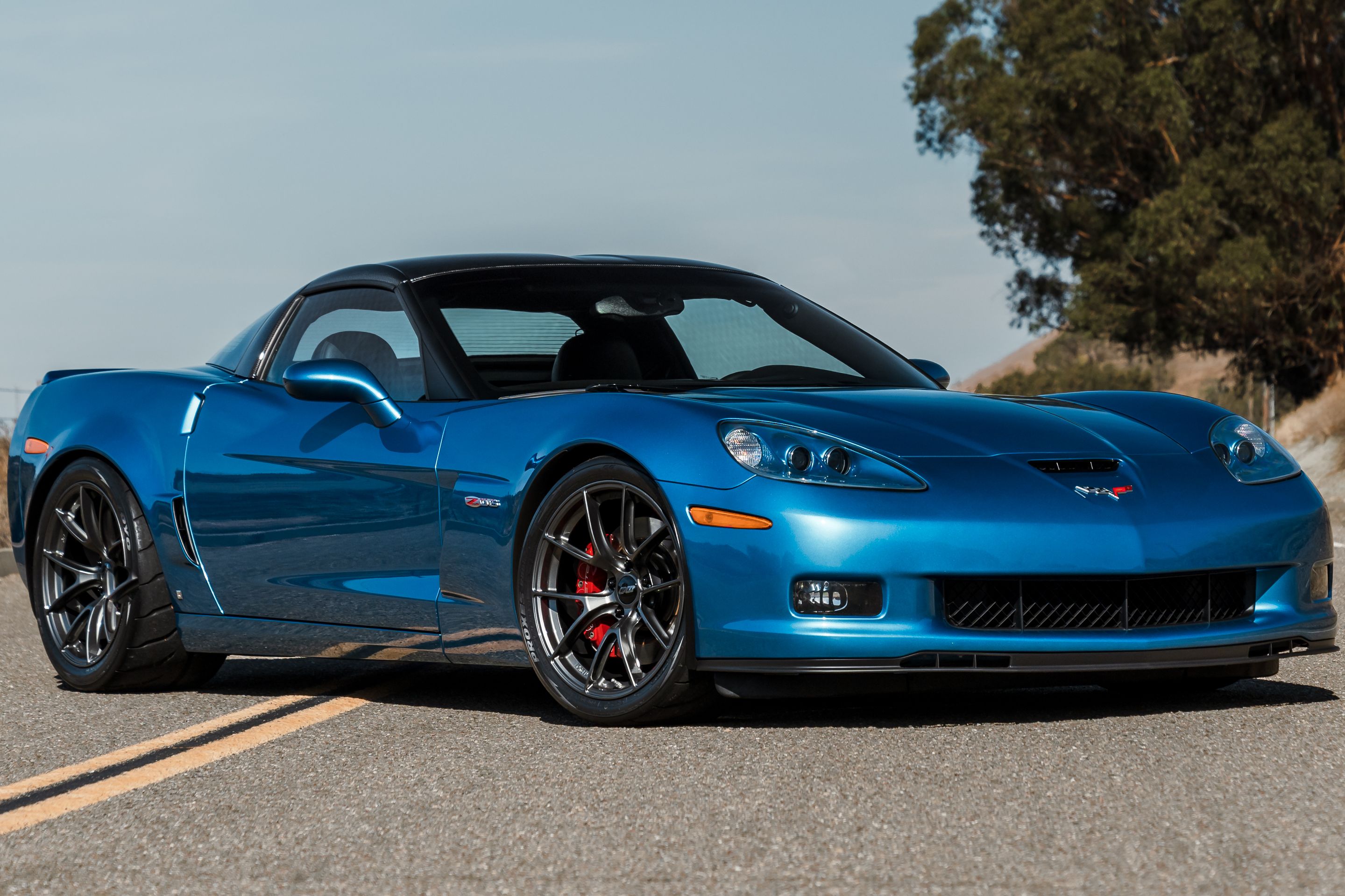 Blue Chevrolet C6 Corvette Z06 with 19" VS-5RS Apex wheels in Anthracite