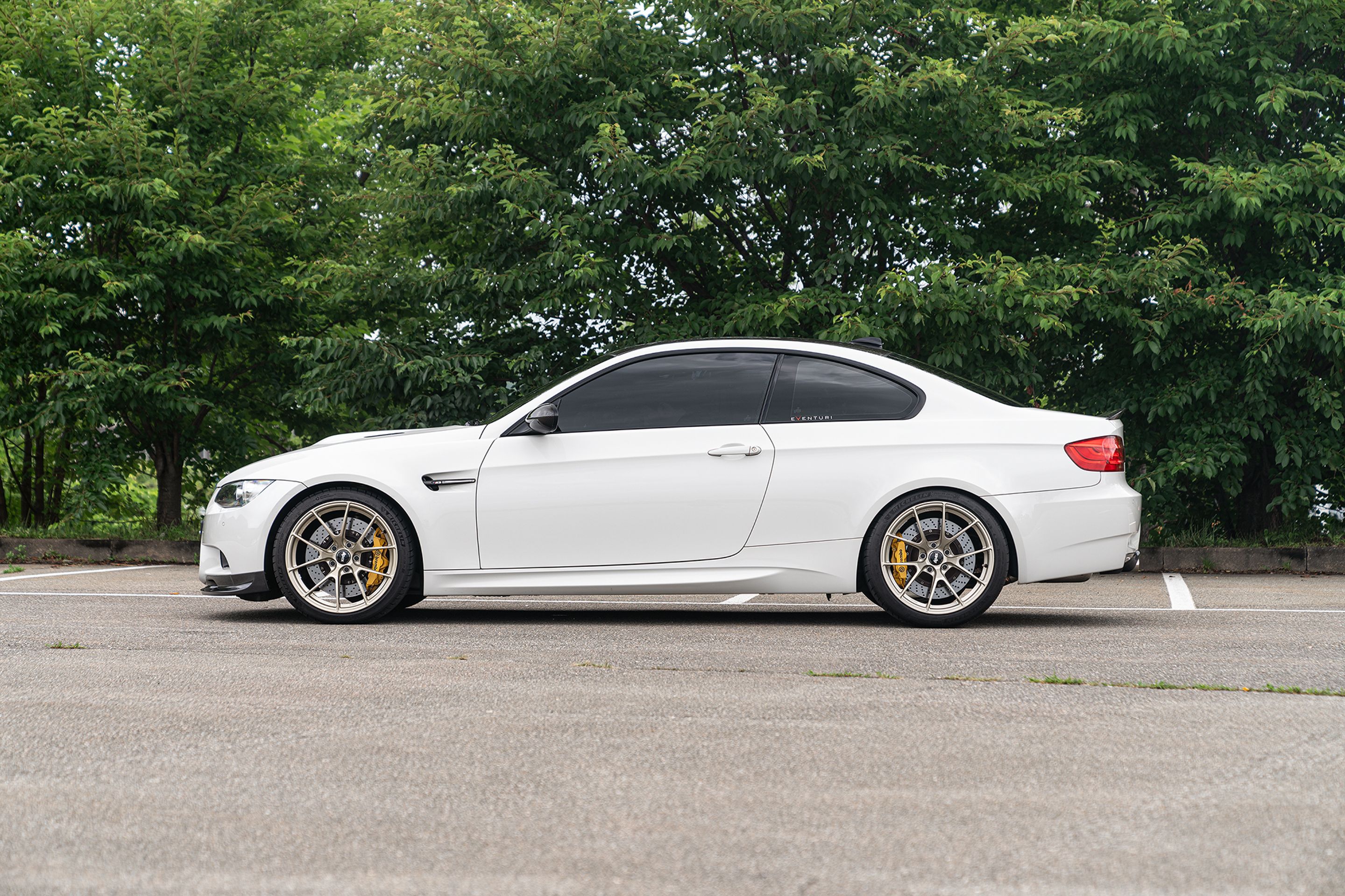 White BMW E92 Coupe M3 with 19" VS-5RS Apex wheels in Motorsport Gold
