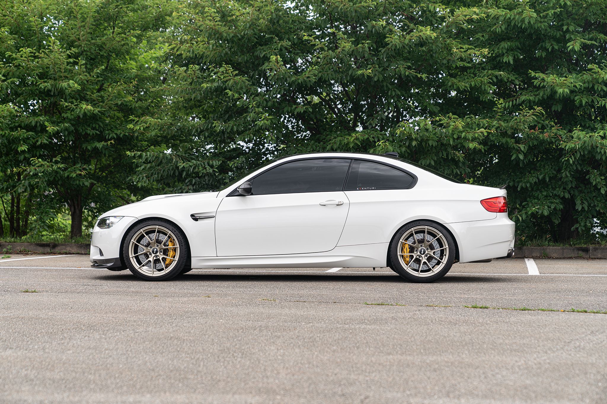White BMW E92 Coupe M3 with 19" VS-5RS Apex wheels in Motorsport Gold