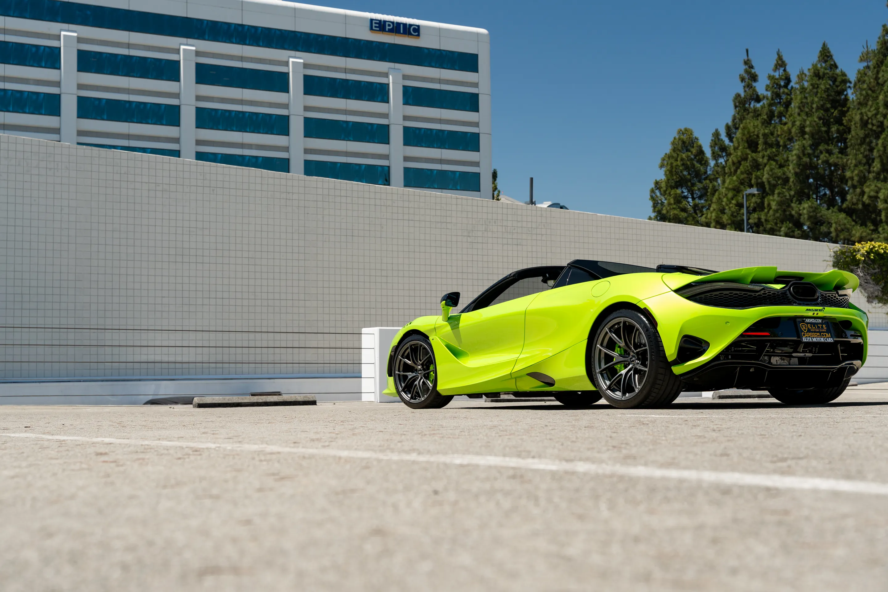 Green McLaren 750S with 19"/20" VS-5RS Apex wheels in Anthracite