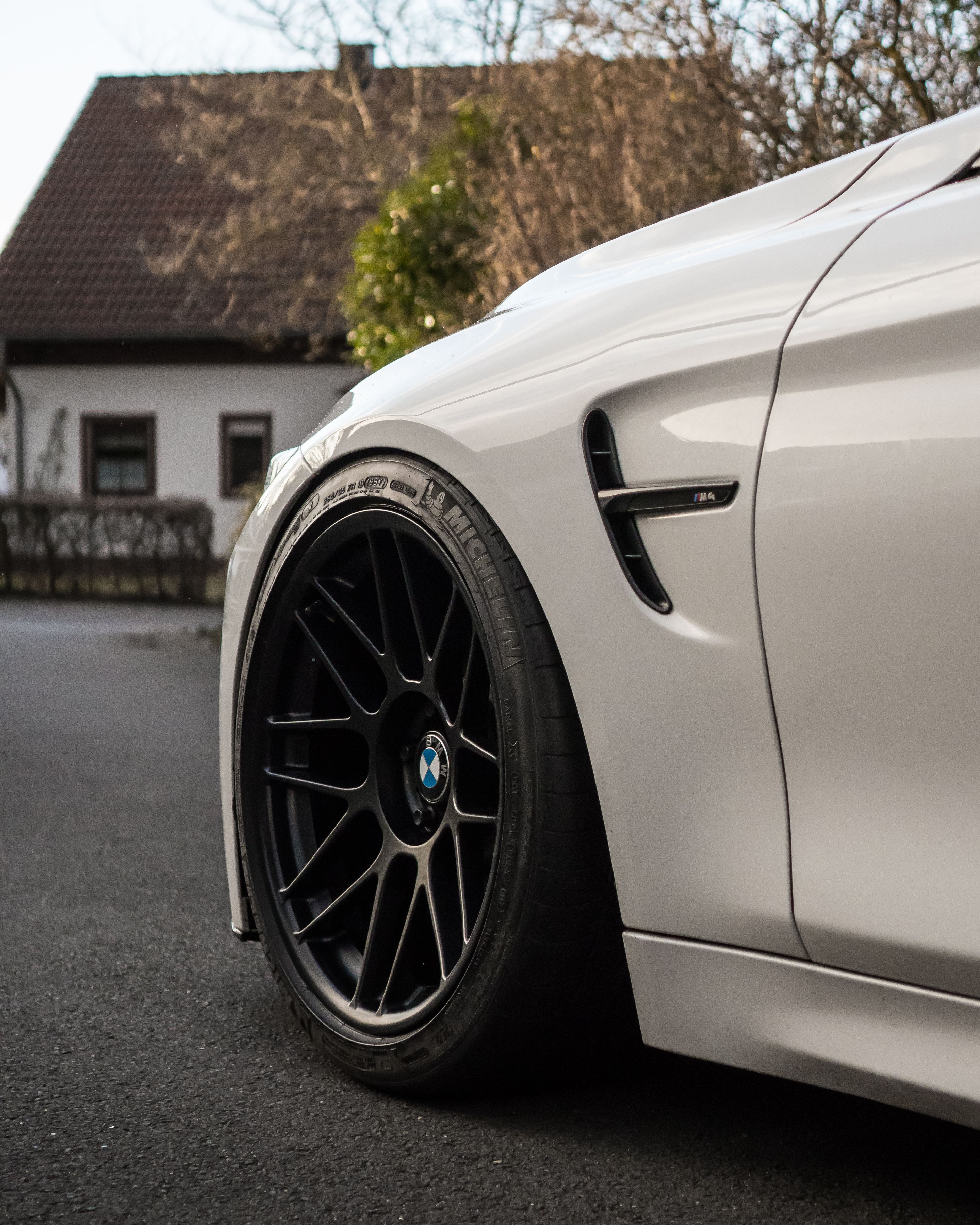 White BMW F82 Coupe M4 with 19" ARC-8 Apex wheels in Satin Black