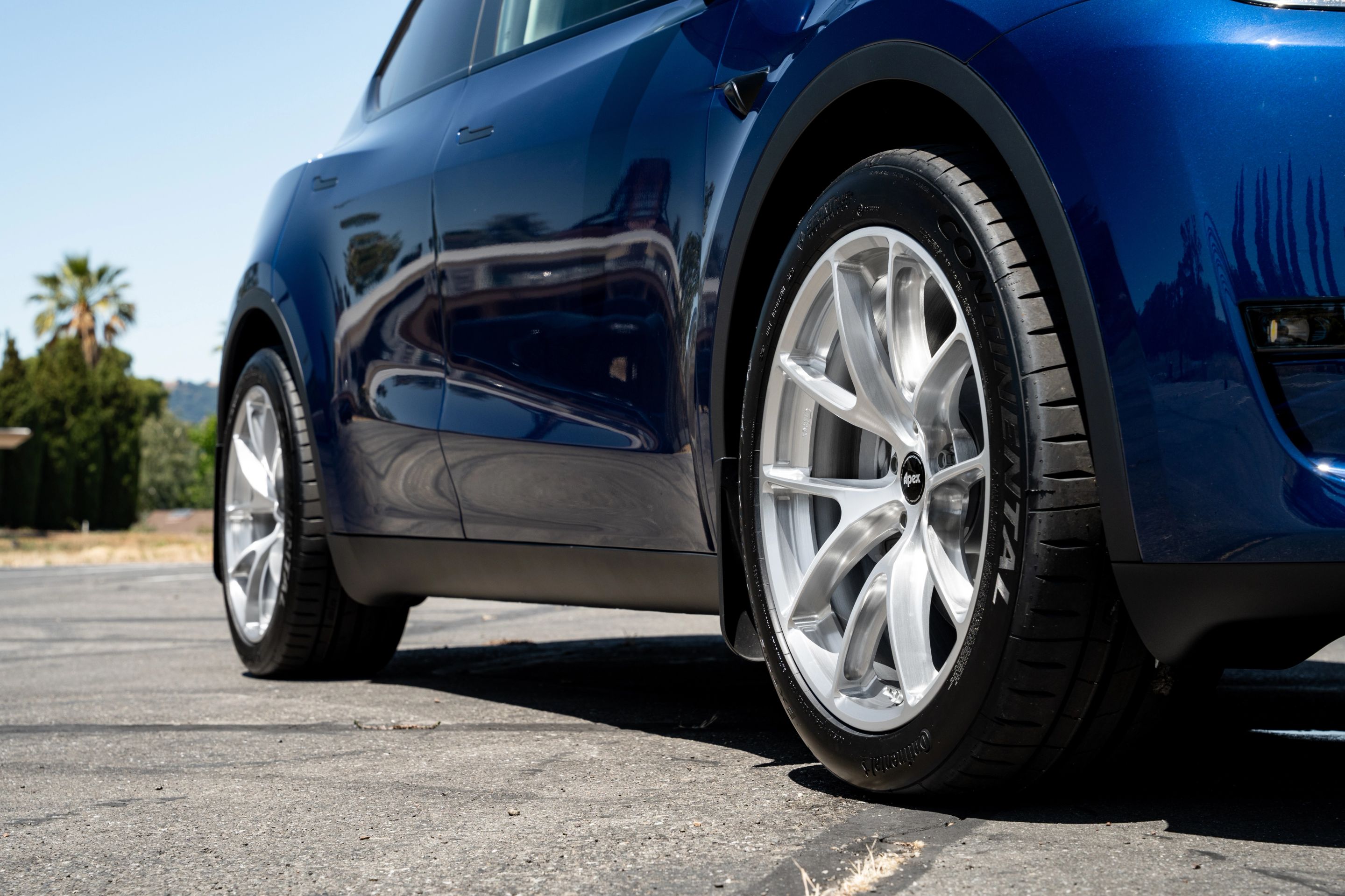 Blue Tesla Model Y RWD/AWD with 20" VS-5RX Apex wheels in Brushed Clear