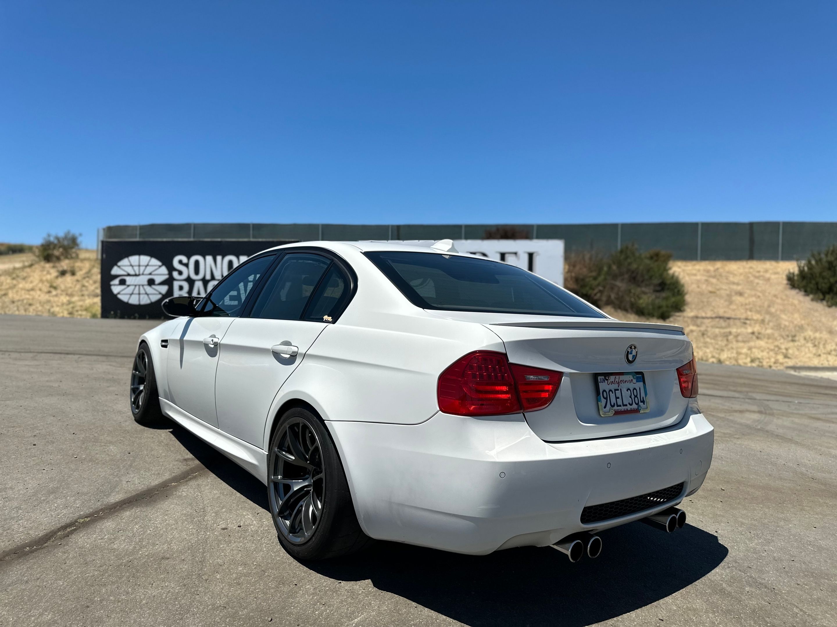 White BMW E90 Sedan M3 with 18" VS-5RE Apex wheels in Anthracite