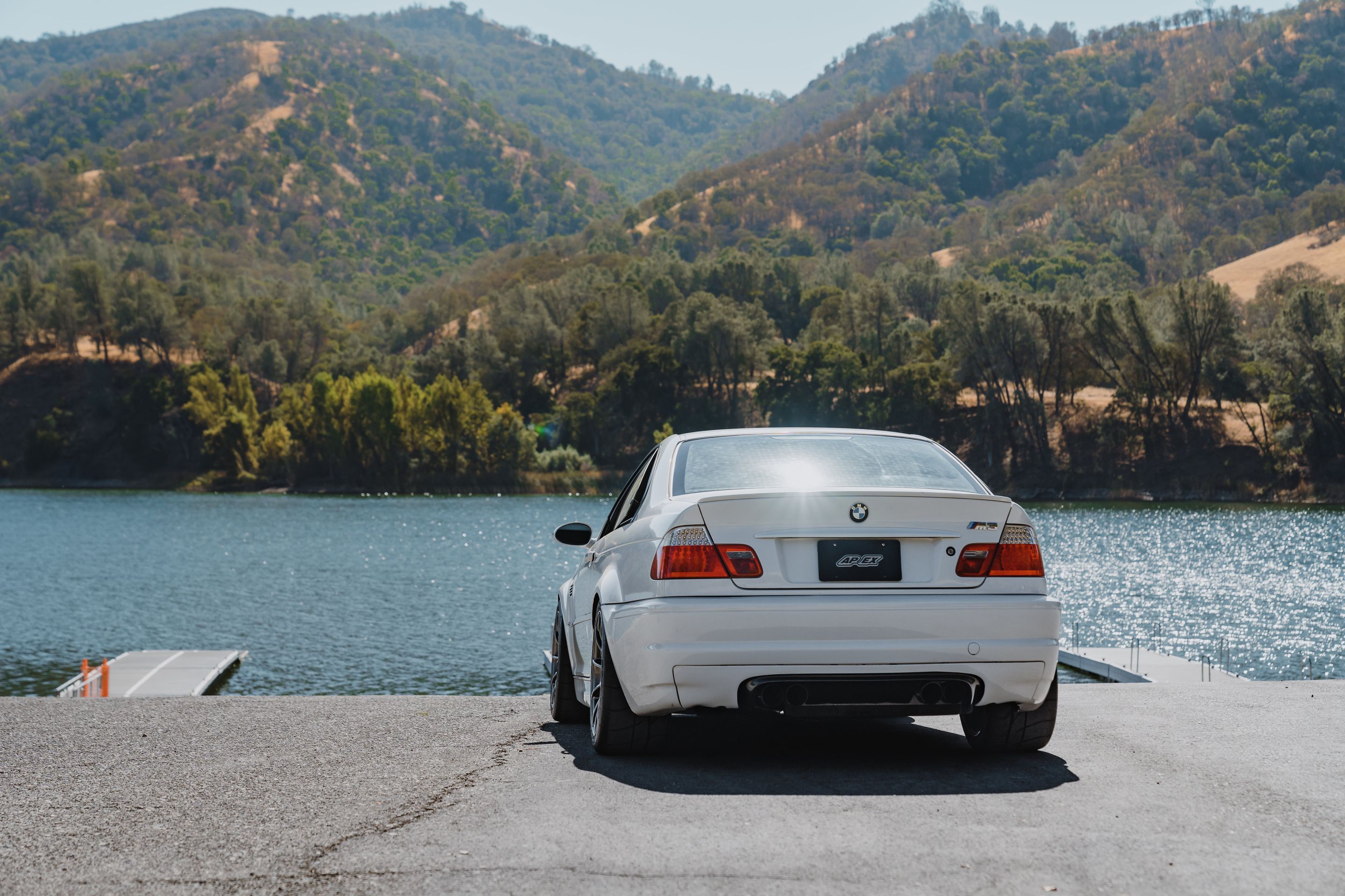 White BMW E46 M3 with 18" SM-10RS Apex wheels in Anthracite